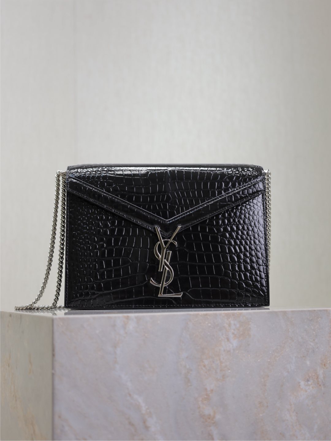 NO:390394,Black crocodile pattern with silver buckle· The latest synchronous model of the counter CASSANDRA chain bag!  Made from imported cowhide from Italy, it has a great touch and always shows taste!  The side is decorated with nails and double compartments inside. The most distinctive thing is this metal hardware rotary buckle!  !  A light and versatile bag with unique features!  Model 532750 Size 22x16.5x5.5cm, Saint Laurent, saint laurent, cowhide19860909黑色鳄鱼纹配银扣· 专柜最新同步款CASSANDRA 链条包！意大利进口牛皮制作而成,触感极佳,时刻彰显品味！侧面带钉装饰,内有双隔层,最具特色的就是这个金属五金旋转扣！！包轻百搭有特色的一款包！ 型号532750 尺寸22x16.5x5.5cm,圣罗兰,saint laurent,cowhide,Bag