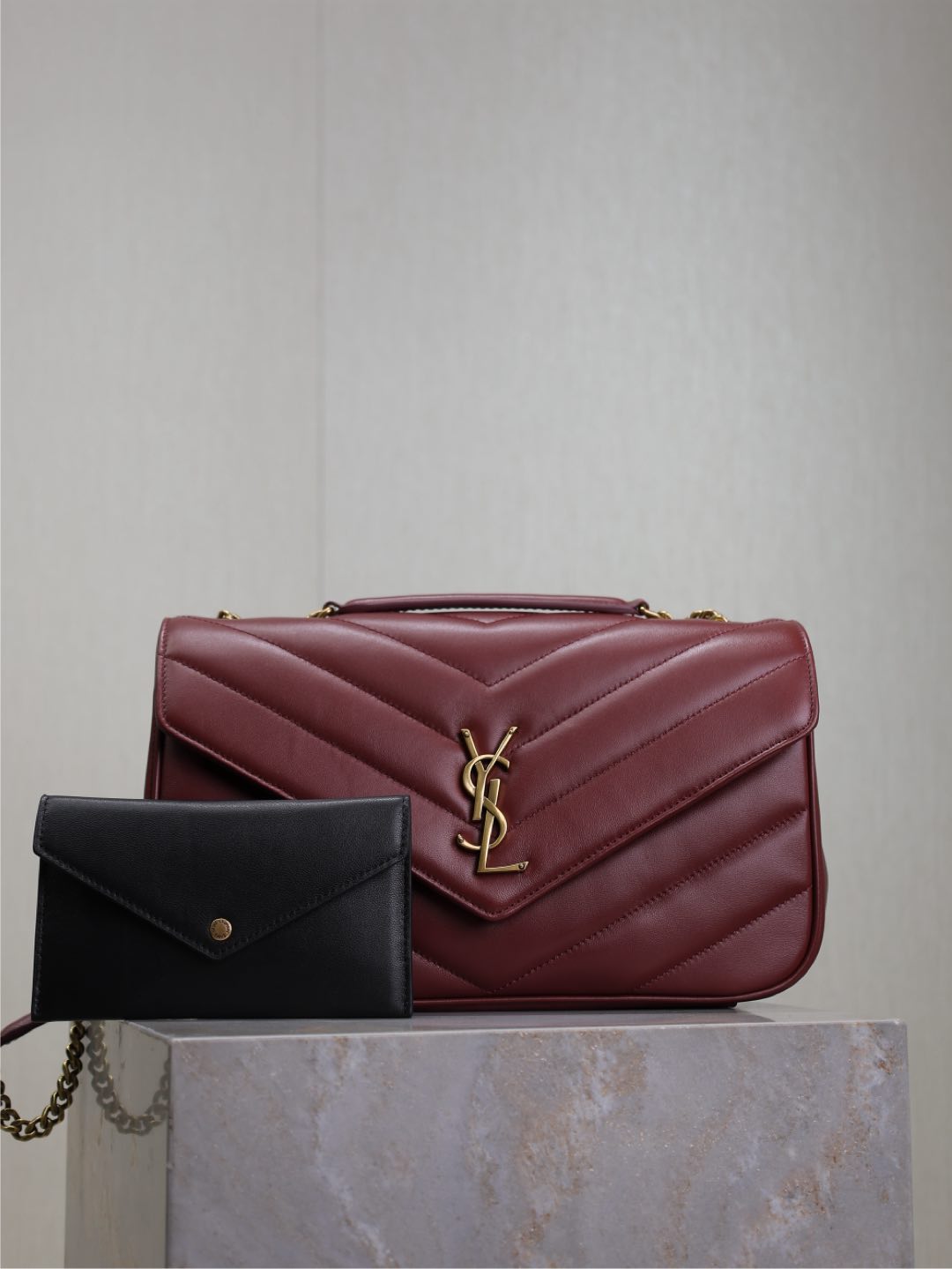 Granate·29cm Nuevo LouLou_Cuero de cordero, tacto suave, con tarjetero desmontable y espejo de bolsillo, cadena desliza…