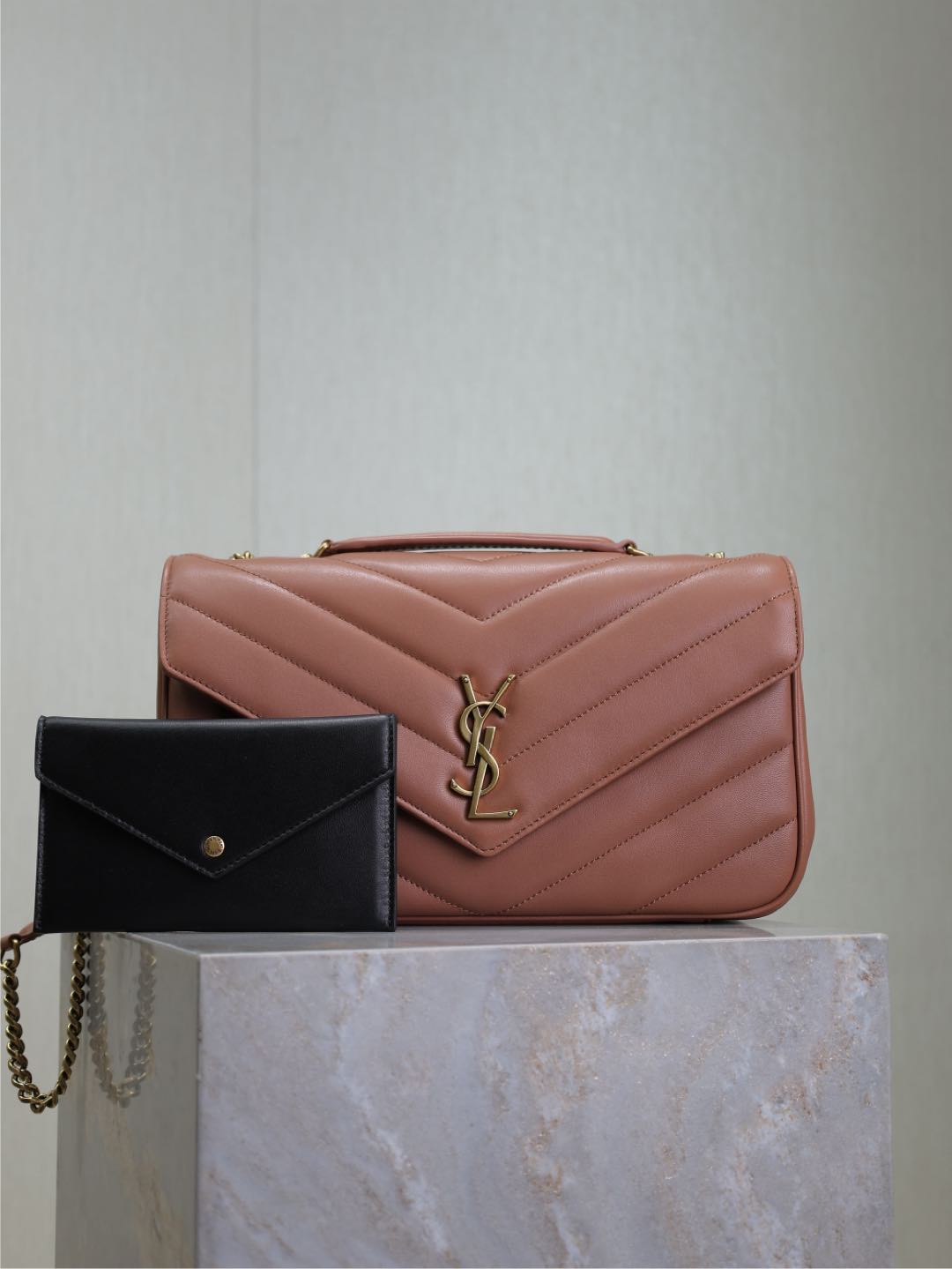 NO:211759,Pink 29cm new LouLou_sheepskin style, soft touch, equipped with a detachable card bag and a pocket makeup mirror, paired with a sliding chain, shoulder-mounted and cross-body, meeting the matching needs of multiple occasions!  The new version of sheepskin has been coated, which is not only more durable, but also has a more shiny feel, making the whole bag look particularly exquisite and beautiful!  Model 801439~ Size 29×17×8cm, Saint Laurent, saint laurent, sheepskin19860909粉色·29cm 新款LouLou_羊皮款,手感柔软,配有可拆卸卡包和袖珍化妆镜,搭配滑动式链条、可肩背可斜挎,满足多场合搭配需求！新版羊皮另外做了涂层处理,不仅更耐用,还更有光泽感,显得整个包都格外精致,美丽！ 型号801439~ 尺寸29×17×8cm,圣罗兰,saint laurent,sheepskin,Bag