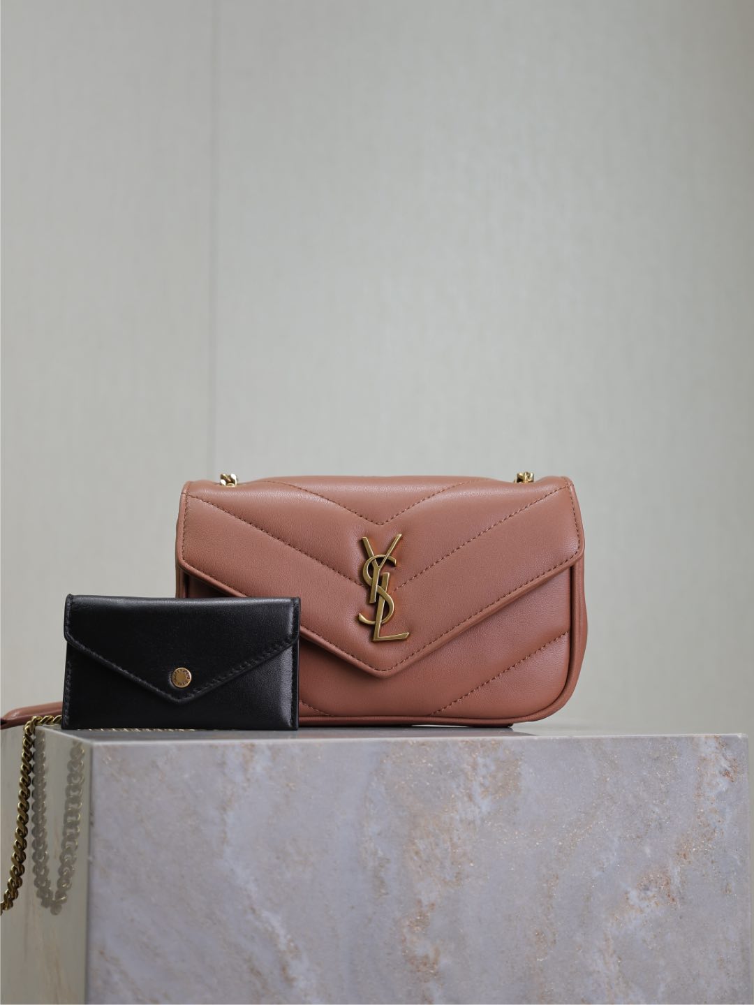 NO:211795,Pink 20cm new LouLou_sheepskin style, soft feel, equipped with a detachable card bag, paired with a sliding chain, shoulder-mounted and cross-body, meeting the matching needs of multiple occasions!  The new version of sheepskin has been coated, which is not only more durable, but also has a more shiny feel, making the whole bag look particularly exquisite and beautiful!  (mini has no mirror) Model 821749~ Size 20×12×5cm, Saint Laurent, saint laurent, sheepskin19860909粉色·20cm 新款LouLou_羊皮款,手感柔软,配有可拆卸卡包,搭配滑动式链条、可肩背可斜挎,满足多场合搭配需求！新版羊皮另外做了涂层处理,不仅更耐用,还更有光泽感,显得整个包都格外精致,美丽！（mini没有镜子） 型号821749~ 尺寸20×12×5cm,圣罗兰,saint laurent,sheepskin,Bag