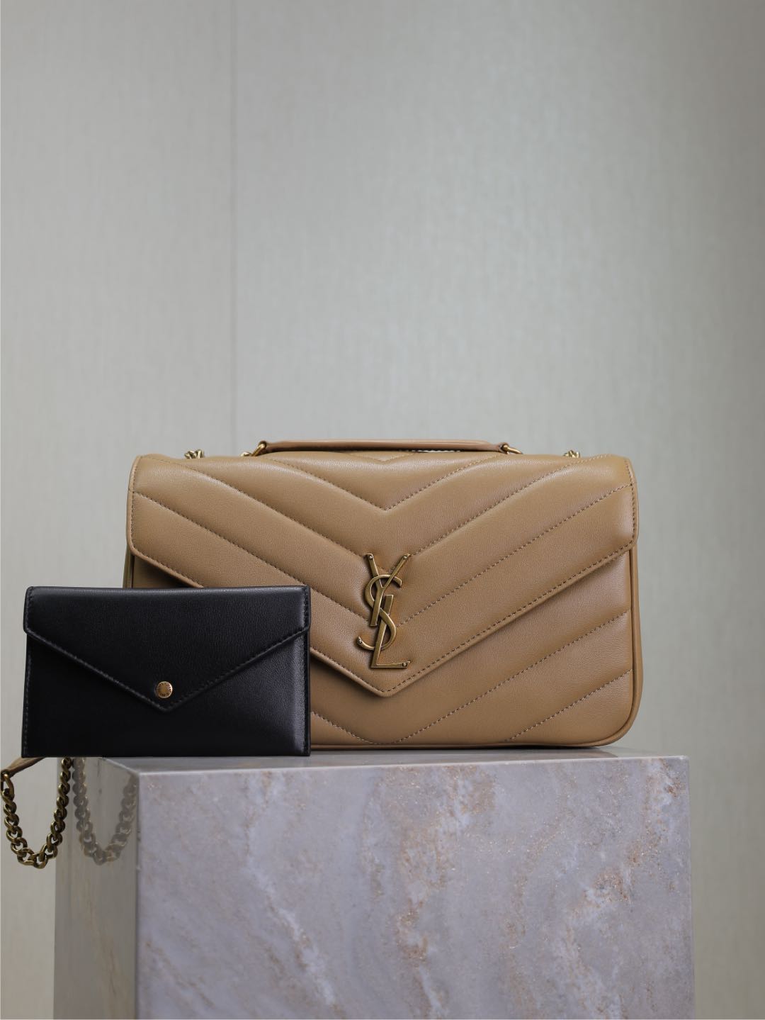 Color té con leche · 29cm Nuevo LouLou_edición piel de cordero, tacto suave, con tarjetero desmontable y espejo de bols…
