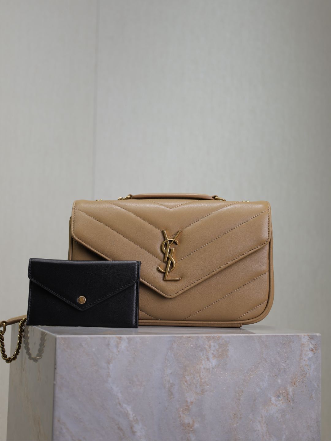 Color té con leche · 24cm Nuevo LouLou_edición piel de cordero, tacto suave, con tarjetero desmontable y espejo de bols…