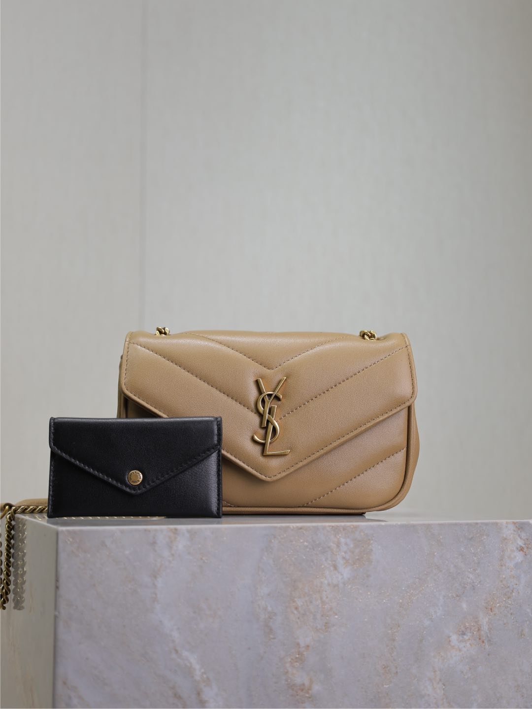 Nuevo modelo LouLou_ de piel de cordero en color té con leche · 20 cm, tacto suave, con tarjetero desmontable, cadena d…
