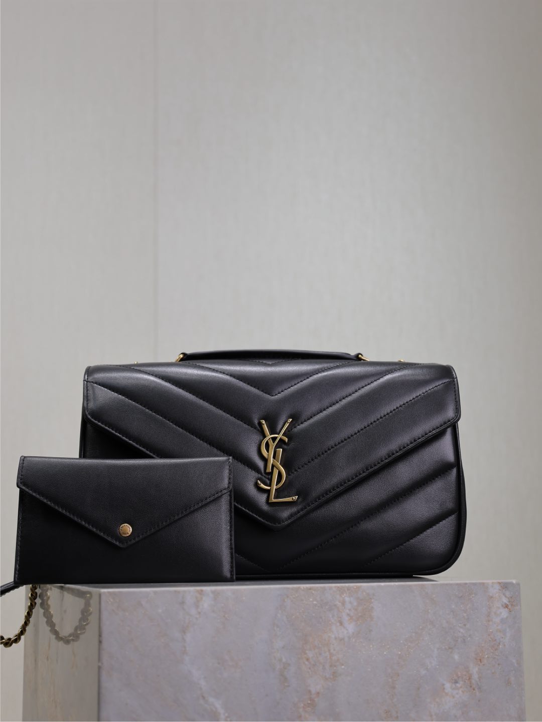 Nuevo modelo LouLou_ de piel de cordero en negro · 29 cm, tacto suave, con tarjetero desmontable y espejo de bolsillo, …