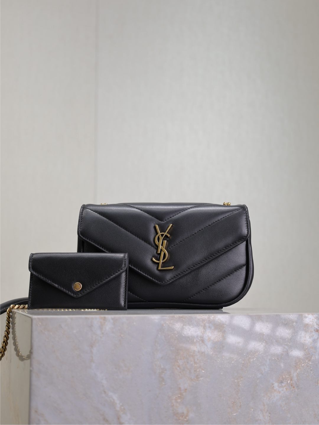 Nuevo modelo LouLou_ de piel de cordero en negro · 20 cm, tacto suave, con tarjetero desmontable, cadena deslizante, se…