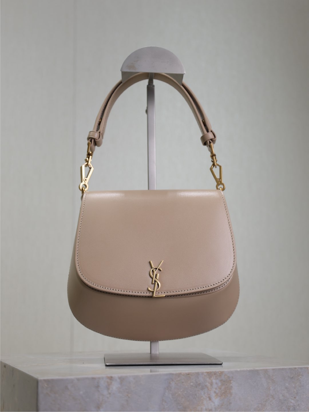 Bolso Voltaire nuevo color crema, de axila/montura. El último modelo de bolso de axila, combinando la forma de montura,…