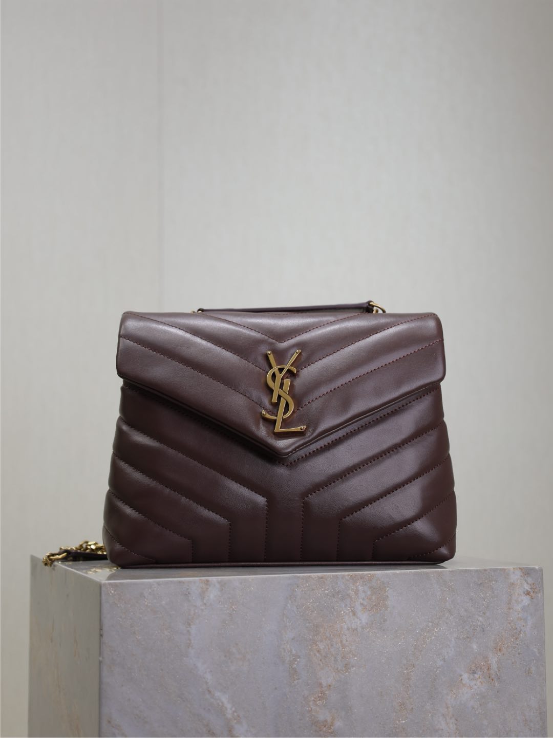 NO:383529,Coffee Gold Buckle·Loulou 23cm·Y Family Classic Hot Products!  The most practical and versatile, the imported Italian cowhide is carefully crafted and has a great touch!  The bag weighs very lightly and has no cumbersome feeling. Countless celebrities and bloggers all have one, and their upper body looks very beautiful, fashionable and generous!  There are various ways to carry it on your back, and you can carry it with one shoulder and crossbody, unlocking various daily matches!  Size 23×17×9cm Model 494699, Saint Laurent, saint laurent, cowhide19860909咖啡金扣· Loulou 23cm· Y家经典爆款！最实用且百搭,意大利进口牛皮精心制作,手感超棒！包包自重超轻,丝毫没有累赘感,无数明星网红到博主都是人手一只,上身非常好看时尚大方！背法多样,单肩斜挎手拎都可以,解锁各种日常搭配！ 尺寸23×17×9cm 型号494699,圣罗兰,saint laurent,cowhide,Bag