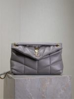 Gray sheepskin with gold buckle·29cm Loulou puffer_Quilted waxed leather chain bag, made of 100% calfskin, soft and delicate to the touch, like embracing clouds☁️; the classic Y family logo, chain and buttonhole hardware are all made of old metal Material, retro texture and chic. Size: 29x17x11cm Model: 577476 1 Gray sheepskin with gold buckle·29cm Loulou puffer_Quilted waxed leather chain bag, made of 100% calfskin, soft and delicate to the touch, like embracing clouds☁️; the classic Y family logo, chain and buttonhole hardware are all made of old metal Material, retro texture and chic. Size: 29x17x11cm Model: 577476