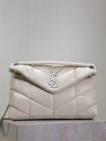 White with silver buckle·35cm Loulou puffer_quilted lambskin bag, made of 100% lambskin, soft and delicate to the touch, like embracing clouds☁️; the classic Y family logo, chain and buttonhole hardware are all made of old metal materials, retro The texture is unique. Size: 35x23x13.5cm Model: 577475-1 1 White with silver buckle·35cm Loulou puffer_quilted lambskin bag, made of 100% lambskin, soft and delicate to the touch, like embracing clouds☁️; the classic Y family logo, chain and buttonhole hardware are all made of old metal materials, retro The texture is unique. Size: 35x23x13.5cm Model: 577475-1