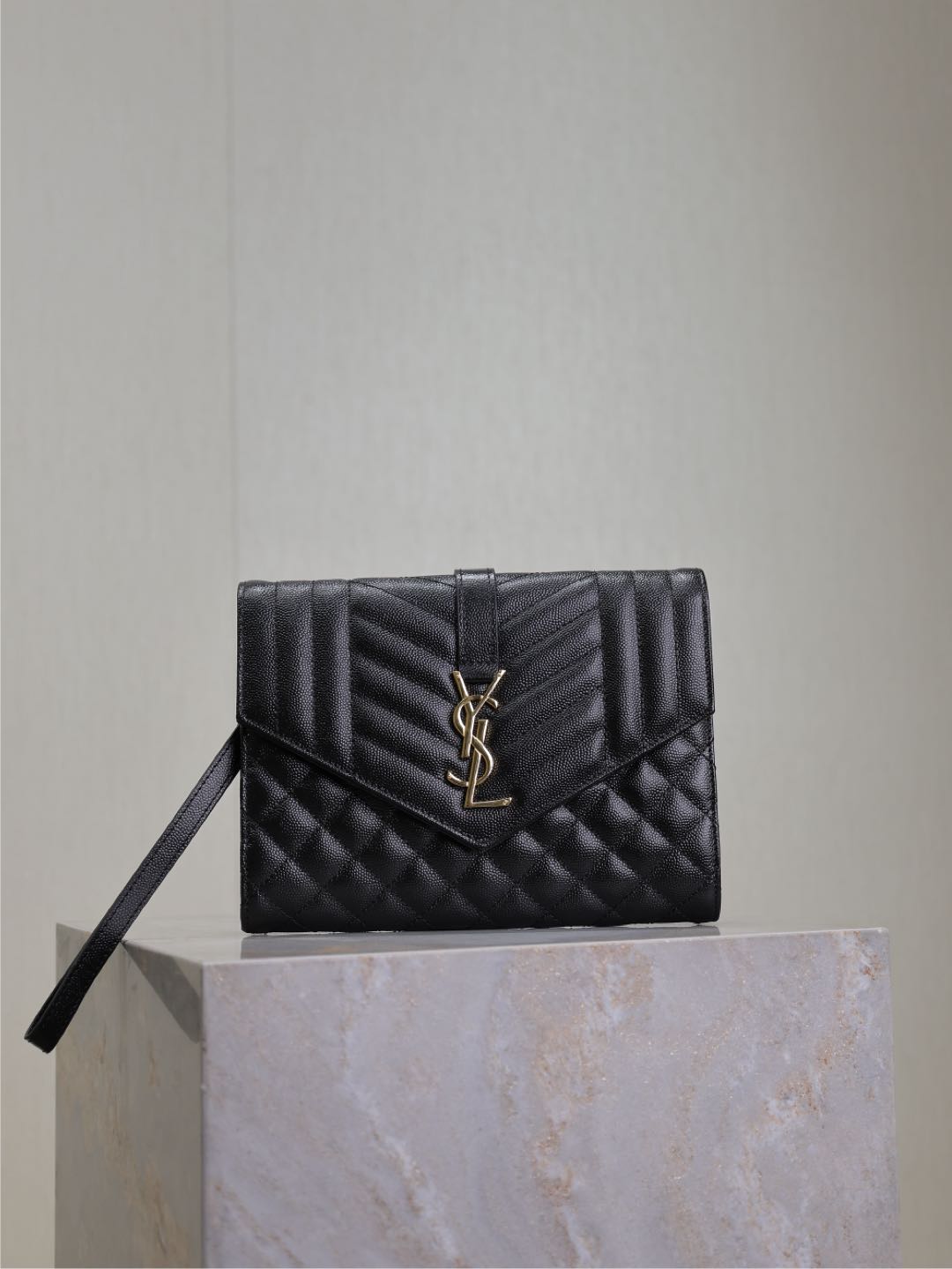 NO:210475,Black caviar gold buckle LE CASSANDRE_Clutch bag with a removable wristband, imported from Italy, very soft and comfortable with grosgrain inside, and a flat pocket inside the bag!  A must-have item when going out!  Very, very versatile!  Simple and practical model. Model 617662 Size 21×6×3cm, Saint Laurent, saint laurent, handbag, sheepskin19860909黑色鱼子酱金扣·格子 LE CASSANDRE_手拿包 配可以拆卸手腕带,意大利进口小羊皮,手感非常柔软舒适,罗缎内里,包内有平口袋！出门必备单品！非常非常百搭！简单实用款. 型号617662 尺寸21×6×3cm,圣罗兰,saint laurent,handbag,sheepskin,Bag