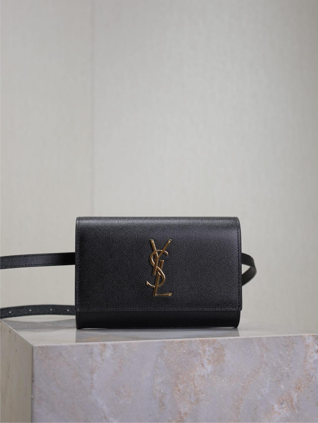NO:385914,Black Caviar Gold Buckle·The latest adjustable waist bag in the counter, the detachable flip bag can be used as a clutch separately, with only one size, and the length adjustment range is 65-110cm!  100% calfskin, one inner bag, one zipper bag, four slots,!  A super practical bag that combines waist bag, chest bag, crossbody bag, handbag and a full set of super practical bags, hurry up and collect it!  Model 534395 Size 18×12×4.5cm, Saint Laurent, saint laurent, satchels, crossbody bags, cowhide19860909黑色鱼子酱金扣· 专柜最新款可调节式腰包,可拆式翻盖小包可单独当手包使用,只有一个尺寸哦,长度调节范围为65-110cm！百分百小牛皮,一个内袋,一个拉链袋,四个卡槽,！集腰包,胸包,斜挎包,手包与一身的超级实用小包,赶紧把它收了吧！ 型号534395 尺寸18×12×4.5cm,圣罗兰,saint laurent,satchels,crossbody bags,cowhide,Bag