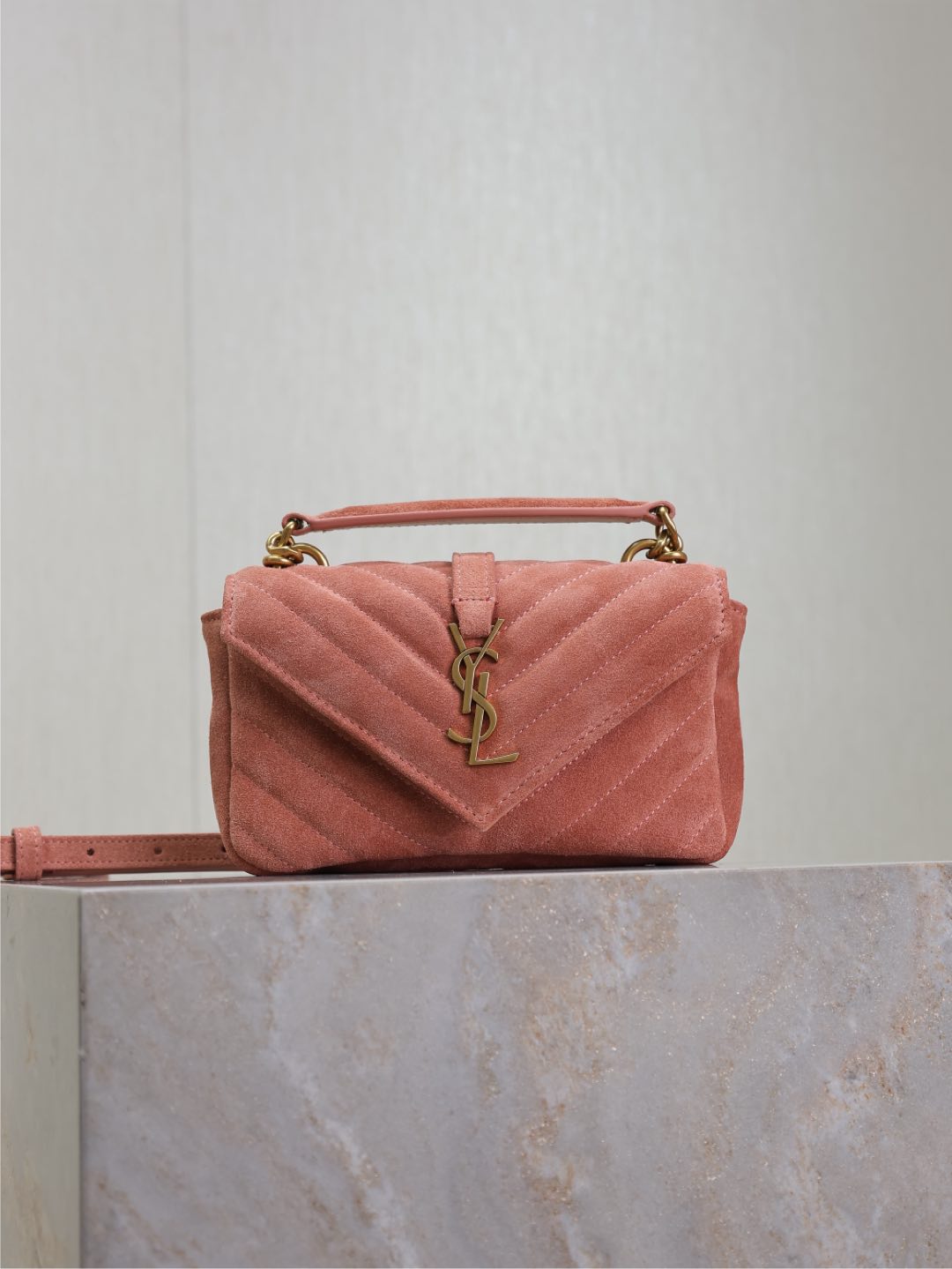 mini college pequeño mensajero de gamuza con cadena. La textura de este bolso pequeño es súper buena, gamuza …