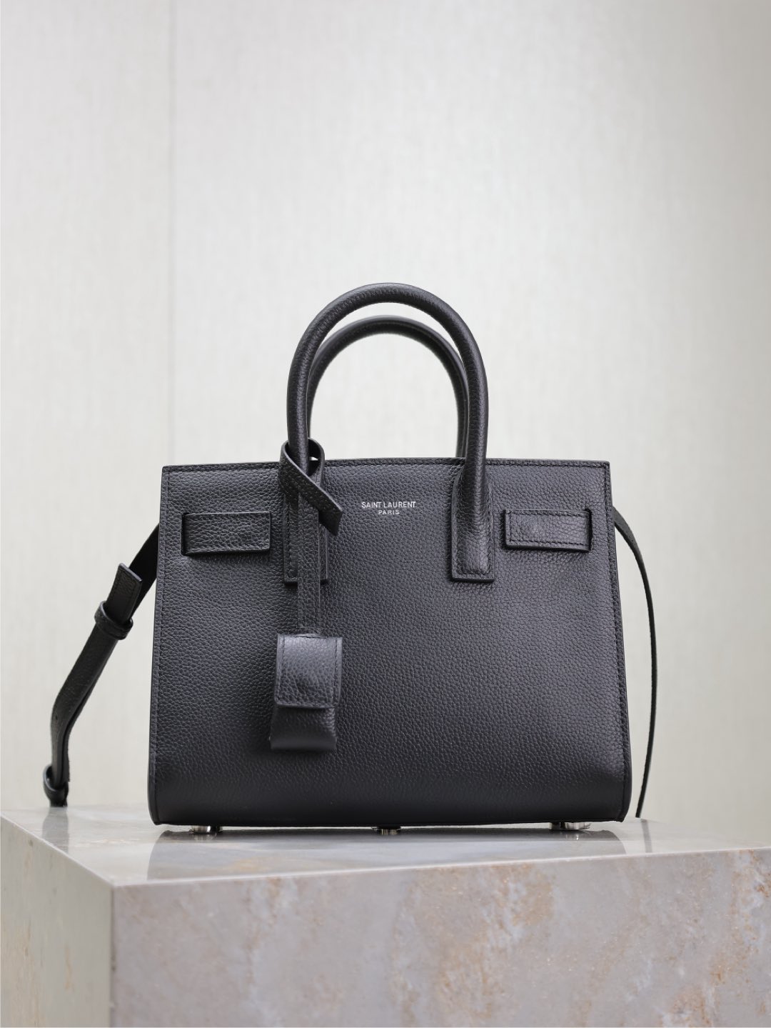 Bolso acordeón 22cm_ Negro grano con cierre plateado La serie más elegante de bolsos acordeón sac de jour, siempre clás…