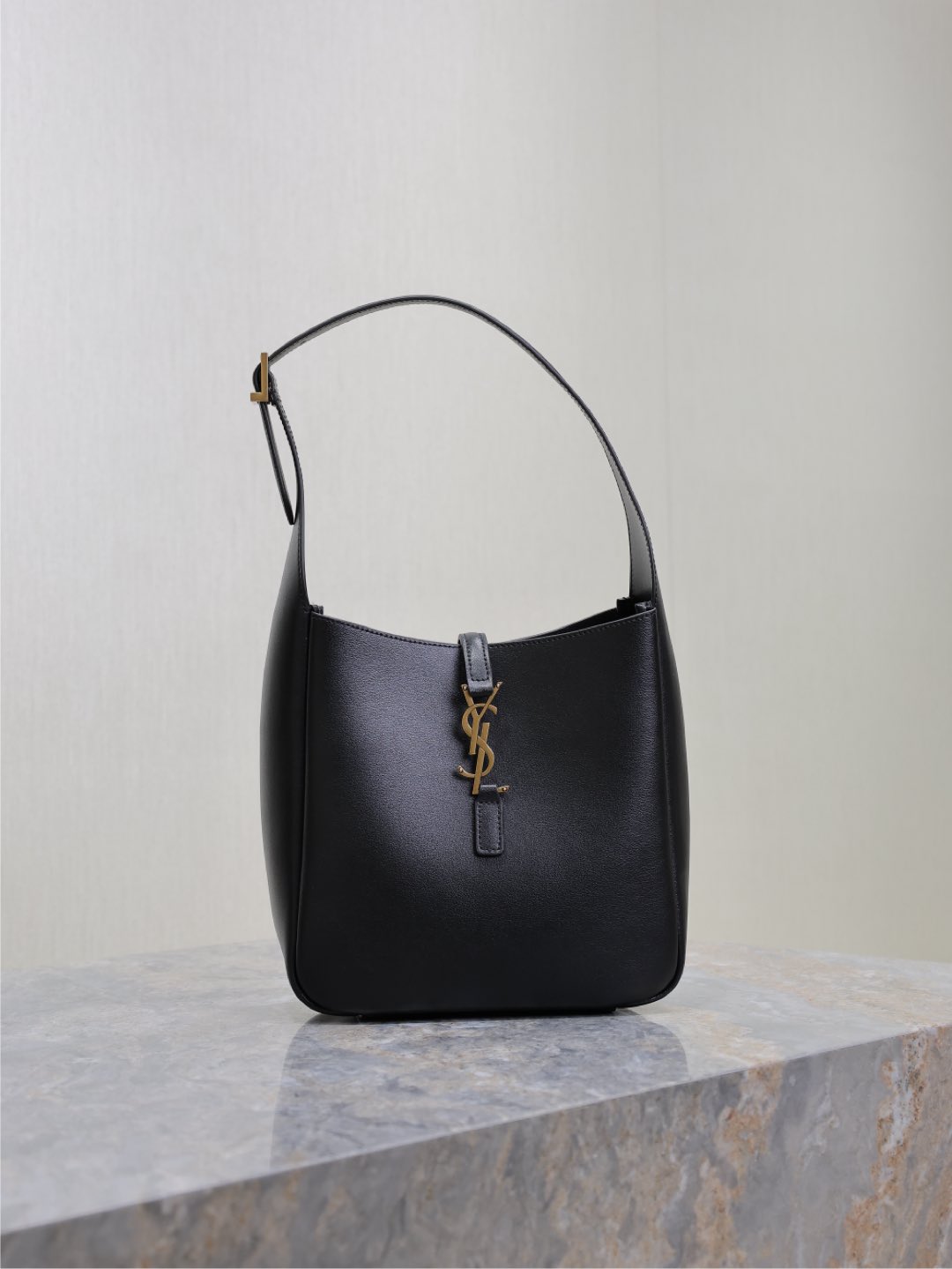 NO:387139,Black gold buckle ·【Original single】Hot LE 5A7 underarm bag The mid-range underarm bag that was popular this year has always been very popular. The leather is delicate and smooth. The bag design is simple and advanced. It is light and can be installed. It is too perfect. It is not timeless. It is a retro feel concave shape. Another popular model. Model 713938. Size 23×22×8.5cm, Saint Laurent, saint laurent19860909黑色金扣·【原单】 爆款LE 5A7腋下包 今年大火的中古款腋下包 一直很受欢迎 全皮细腻光滑 包型设计又很简单又高级 容量足够用 轻便能装 又不过时真是太完美la～ 复古feel凹造型 又一款种草爆款 型号713938 尺寸23×22×8.5cm,圣罗兰,saint laurent,Bag