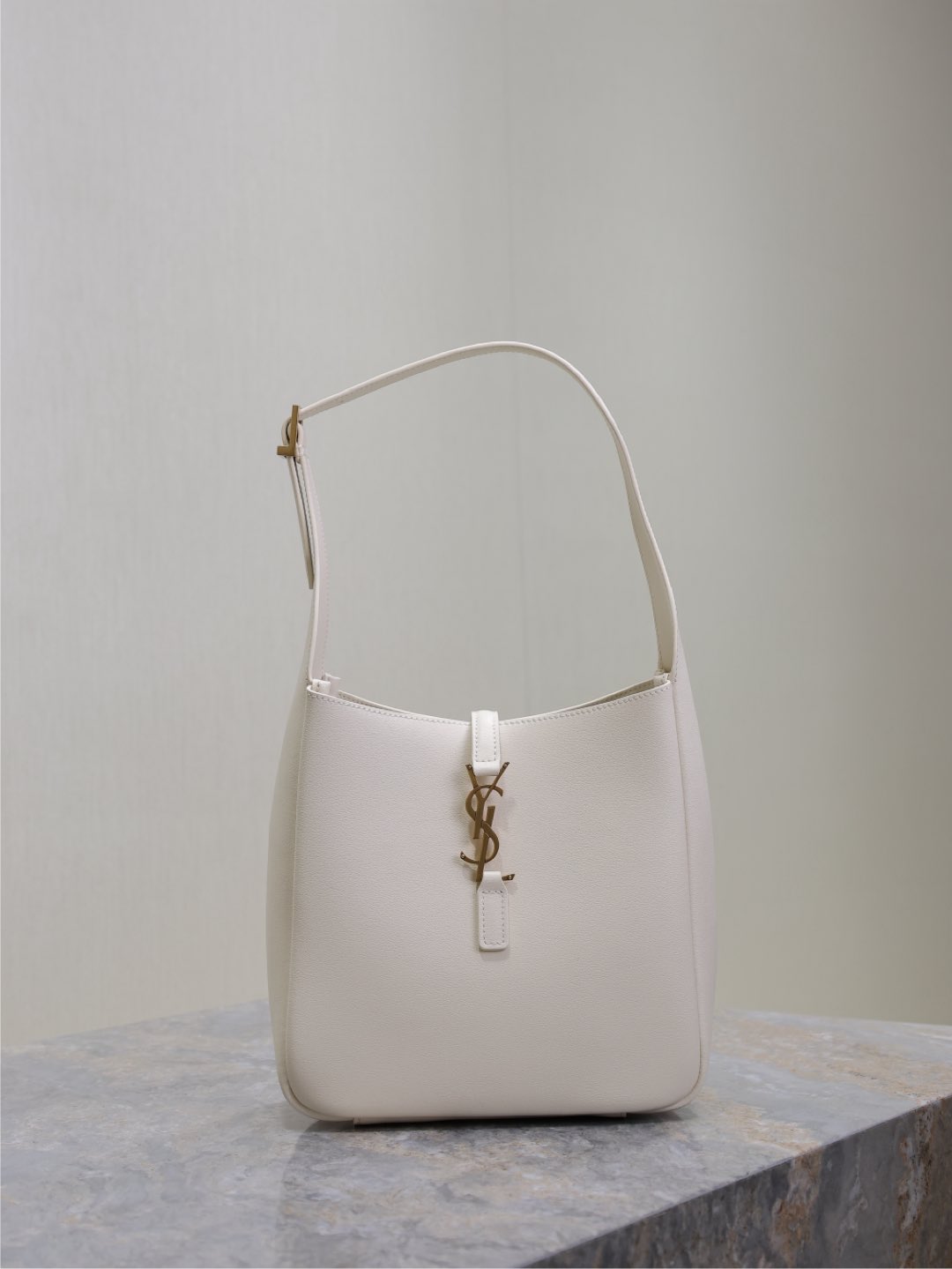 NO:387147,White gold buckle ·【Original single】Hot LE 5A7 underarm bag The mid-range underarm bag that was popular this year has always been very popular. The leather is delicate and smooth. The bag design is simple and advanced. It is light and can be installed. It is too perfect. It is retro feel concave. Another popular model. Model 713938. Size 23×22×8.5cm, Saint Laurent, saint laurent19860909白色金扣·【原单】 爆款LE 5A7腋下包 今年大火的中古款腋下包 一直很受欢迎 全皮细腻光滑 包型设计又很简单又高级 容量足够用 轻便能装 又不过时真是太完美la～ 复古feel凹造型 又一款种草爆款 型号713938 尺寸23×22×8.5cm,圣罗兰,saint laurent,Bag