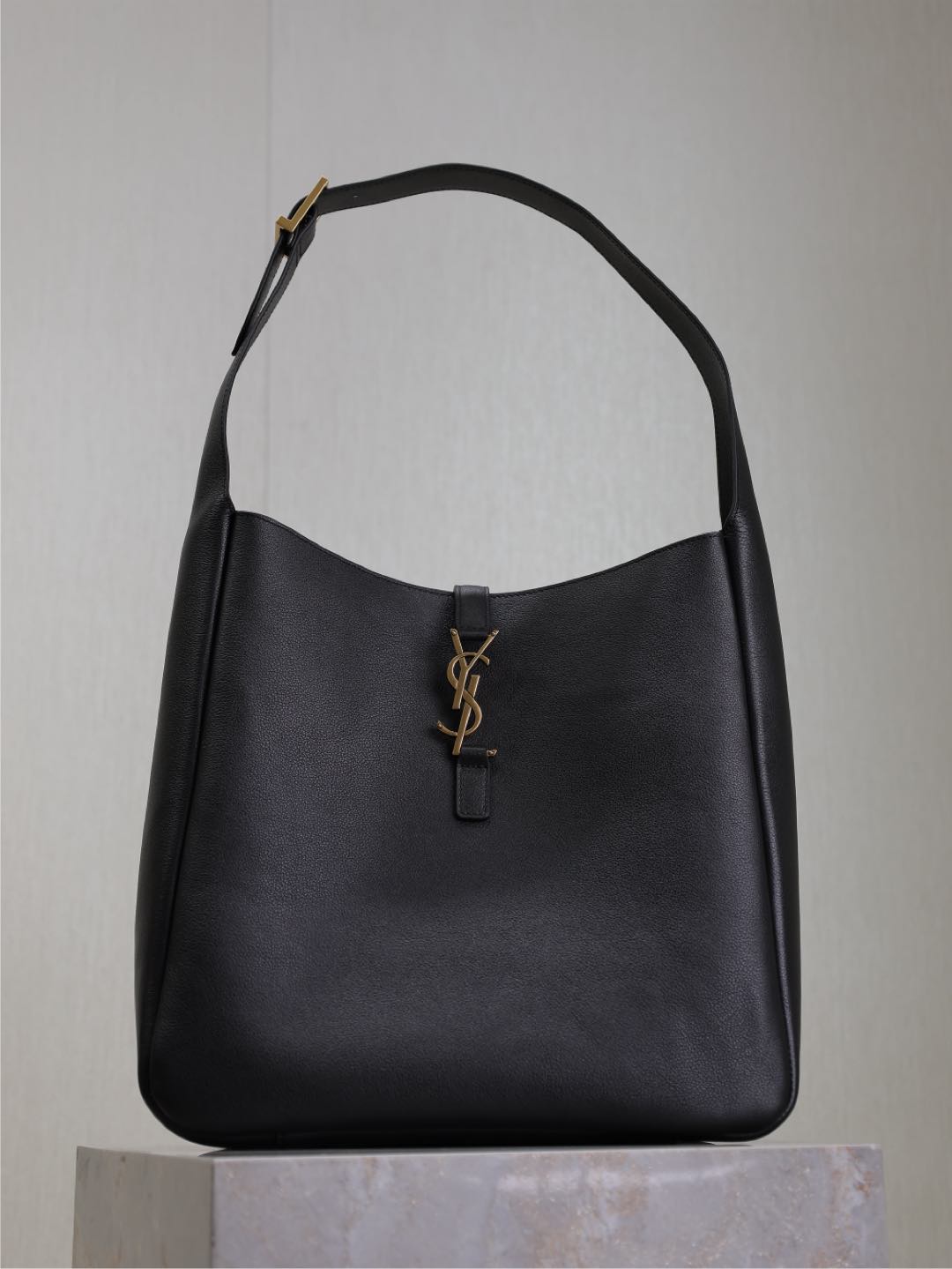 NO:387175,Black gold buckle ·【Original leather】 (excluding packaging) LE 5A7_Large smooth leather soft handbag, the same style as Korean celebrity Hobo!! This year, the underarm bag that was so popular that it was too late, but it was here!  !  The outline of the bag is simple and three-dimensional, and it looks hard but not too sharp. Paired with the brand's iconic plug-in buckle, the overall style gives people a unique temperament that is both classic and elegant, and fashionable and modern. Size 30x31x13cm Model 753837, Saint Laurent, saint laurent19860909黑色金扣·【原厂皮】（不含包装） LE 5A7_大号光滑皮革柔软手袋大号,韩国明星同款Hobo!!今年火到爆炸的腋下包Y家虽迟但到！！包包身轮廓简洁、立体,看上去硬挺却不会太凌厉.搭配上品牌标志性的插入式包扣,整体给人一种既经典优雅,又很时髦现代的独特气质. 尺寸30x31x13cm 型号753837,圣罗兰,saint laurent,Bag