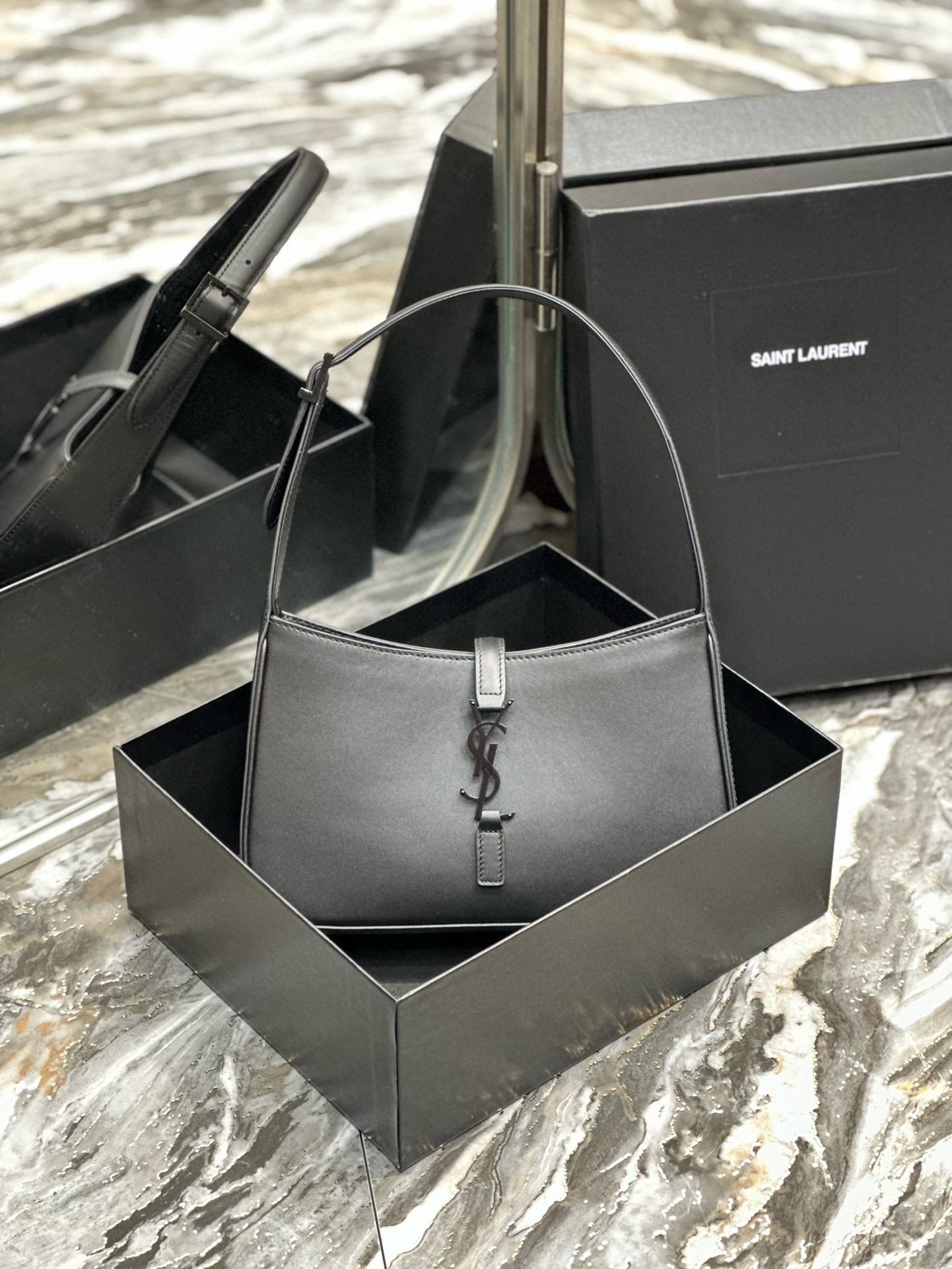【Piel de fábrica original】Negro con hebilla negra, piel lisa_ Bolso de axila Le5A7 Bag. ¡Muy recomendado ▪️ Uno de los …