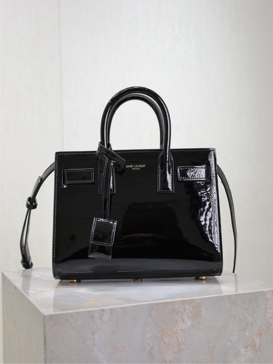 Cuero charol negro·22cm. La serie de bolsos acordeón más elegante, sac de jour, siempre clásica y nunca pasada de moda.…