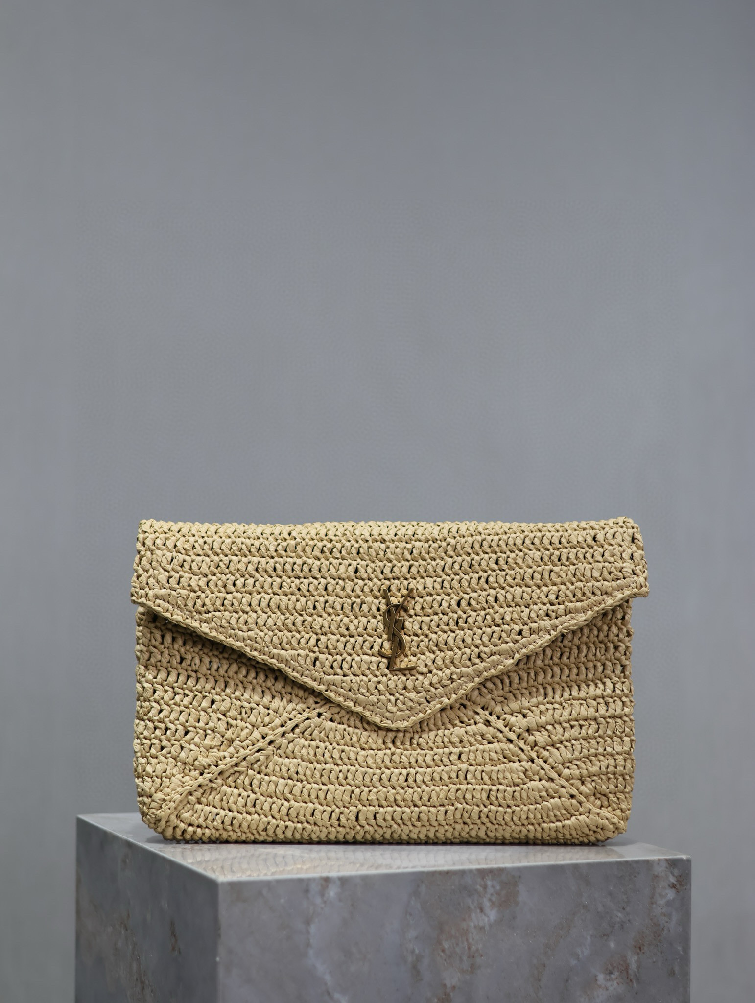 NO:391020,Braided clutch LE envelope clutch _ New clutch bag Personalized and capable, exquisite and cool hand-holding effect, super light and heavy, and nice capacity!  Pure hand-woven techniques with cowhide, delicate and high-end, super durable, and can be matched in all styles!  It is also very simple and full of style, and the upper body is high-end and cool!  Model number 769307 Size 29.5×18×4.5cm, Saint Laurent, saint laurent, handbag, cowhide19860909编织手拿包 LE 信封式手拿包_ 新款手拿包 个性干练,手拿效果精致酷飒,超轻自重,容量 nice！纯手工编织手法搭配牛皮,细腻又高级,超耐用,各种风格都可搭配！又是极简风拉满,上身高级又酷飒！ 款号769307 尺寸29.5×18×4.5cm,圣罗兰,saint laurent,handbag,cowhide,Bag