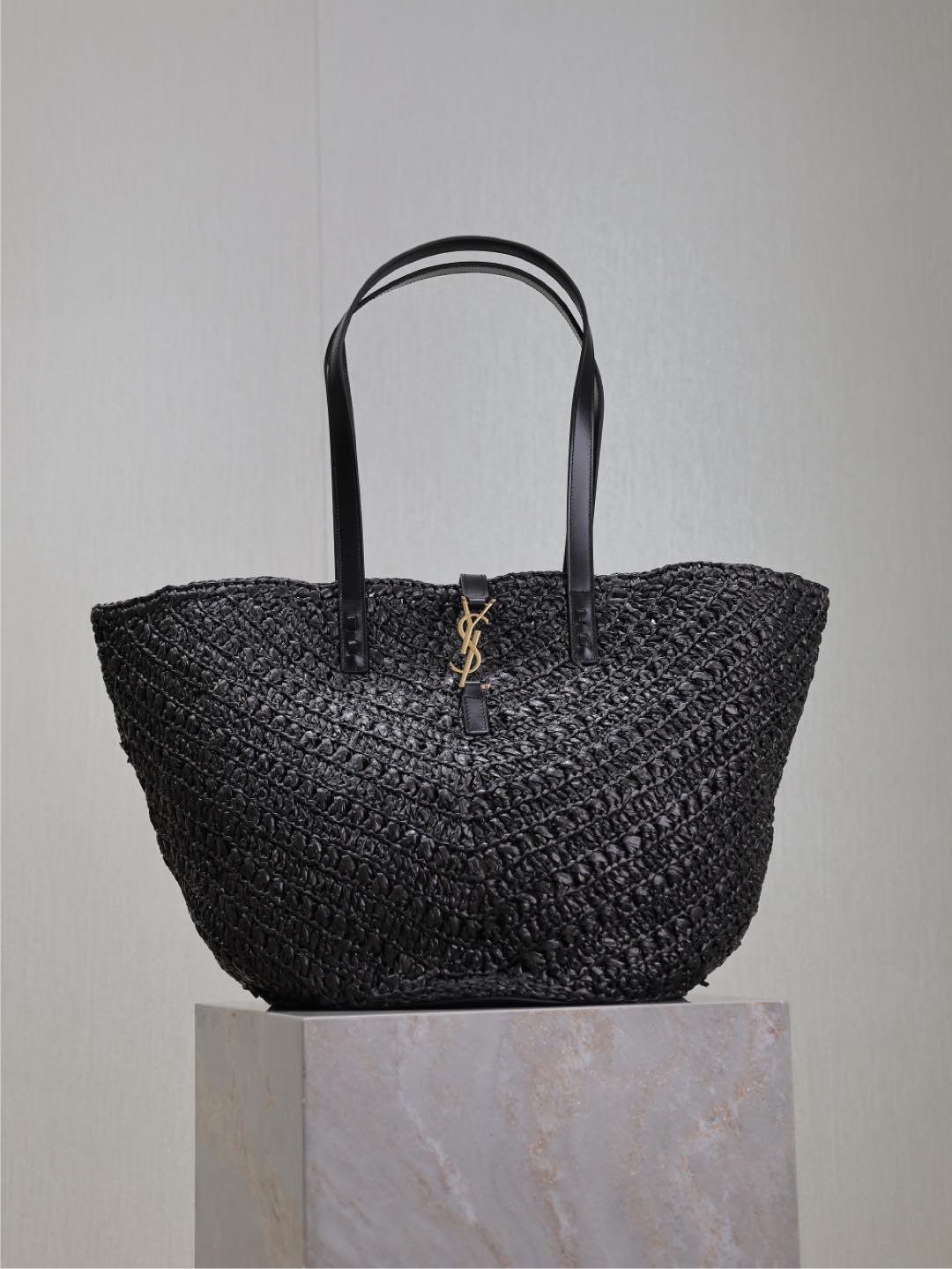 PANIER Cesta de mimbre con calados en V tote bag_ El refinado estilo parisino de Y se muestra en este bolso tote de mim…