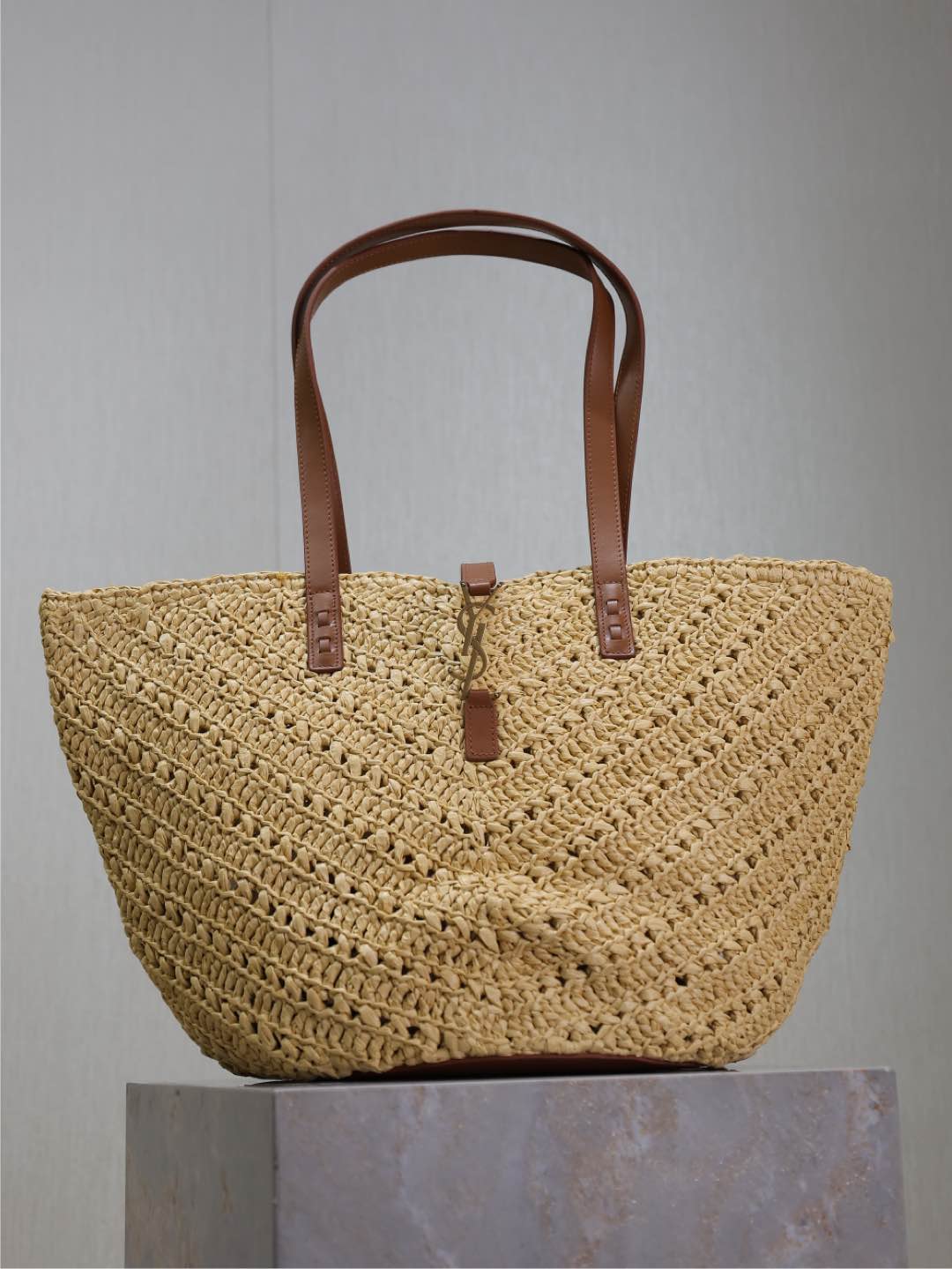 NO:210517,PANIER Vegetable Basket V-shaped hollow straw tote bag_ Y's exquisite Paris style is vividly displayed in this straw tote bag. The logo directly uses L letters to hook the upper ring of the bag, the inner bottom structure is used for circle weaving, and the outsole is made of imported cowhide from Italy to increase the sense of detail. Full of artistic atmosphere, the Rafite weaving is very solid and super textured!  Model 688221-1 Size 44×20×21cm, Saint Laurent, saint laurent, espadrilles, totes, cowhide19860909PANIER菜篮子V型镂空草编tote bag_ Y家精致的巴黎格调在这款草编托特包中淋漓尽致.Logo直接使用L字母勾在包上皮环,内部底部结构做圆圈编织工艺,外底用意大利进口牛皮托底,增加细节感.满满的艺术气息,拉菲草编织非常扎实,超有质感！ 型号688221-1 尺寸44×20×21cm,圣罗兰,saint laurent,espadrilles,totes,cowhide,Bag