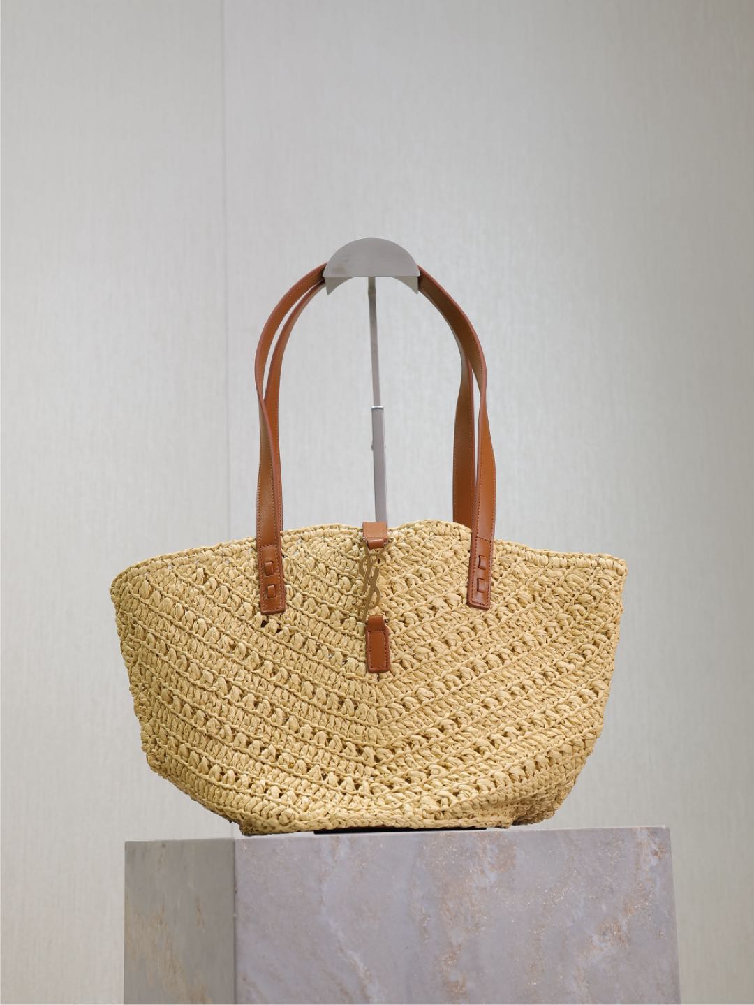 NO:210523,PANIER Vegetable Basket V-shaped hollow straw tote bag_ Y's exquisite Paris style is vividly displayed in this straw tote bag. The logo directly uses L letters to hook the upper ring of the bag, the inner bottom structure is used for circle weaving, and the outsole is made of imported cowhide from Italy to increase the sense of detail. Full of artistic atmosphere, the Rafite weaving is very solid and super textured!  Model 685618-1 Size 38×20×21cm, Saint Laurent, saint laurent, espadrilles, totes, cowhide19860909PANIER菜篮子V型镂空草编tote bag_ Y家精致的巴黎格调在这款草编托特包中淋漓尽致.Logo直接使用L字母勾在包上皮环,内部底部结构做圆圈编织工艺,外底用意大利进口牛皮托底,增加细节感.满满的艺术气息,拉菲草编织非常扎实,超有质感！ 型号685618-1 尺寸38×20×21cm,圣罗兰,saint laurent,espadrilles,totes,cowhide,Bag