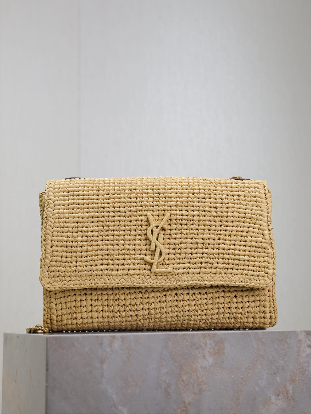 ๑ Bolso de cadena tejido en rafia color crema y cuero marrón๑ 🌴 Kate_ lleno de arte ~ El tejido de rafia es muy firme,…