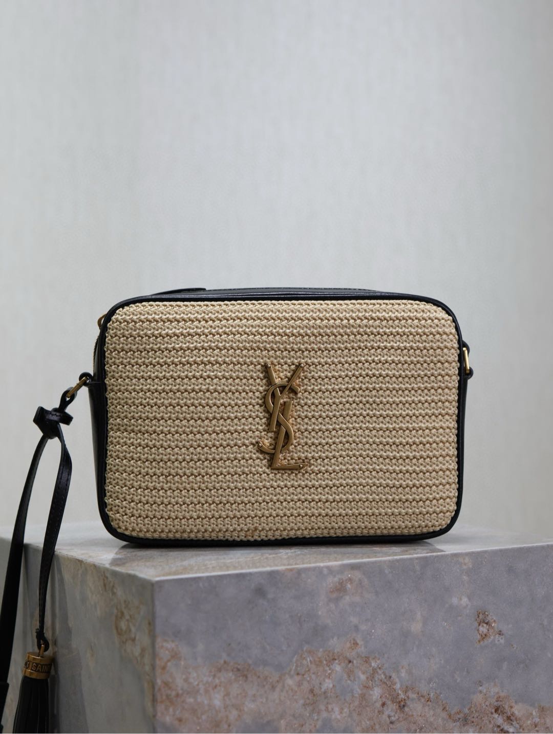 Bolso de cámara Lou color crema con hebilla dorada · Cuero de becerro italiano de primera calidad importado, comprado e…