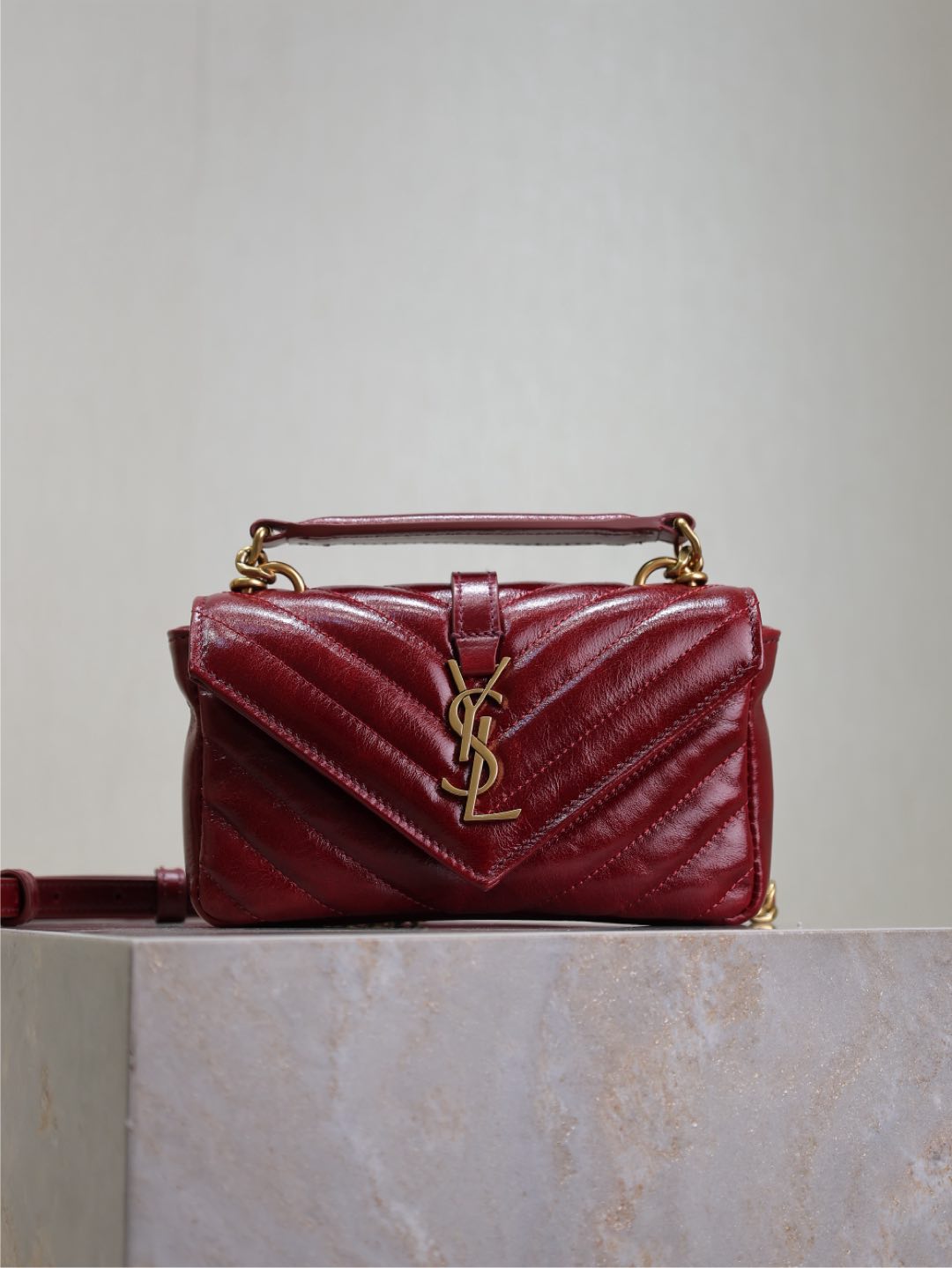 mini college bolso de mensajero pequeño de piel encerada. La textura de este bolso es súper buena, brillante …