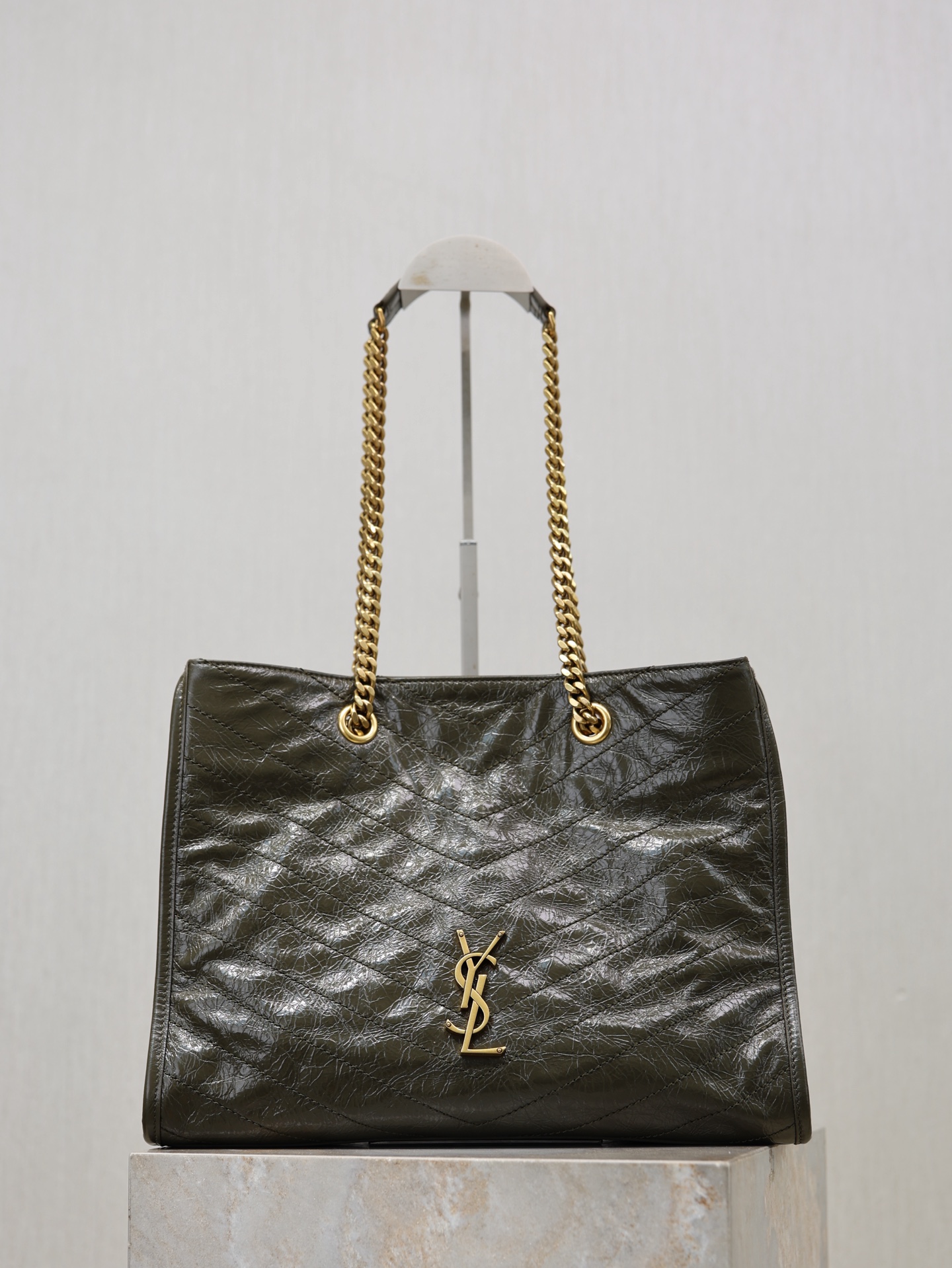 NO:771577,niki series new shopping bag, black and gold color matching, super texture!  Made of waxed cowhide leather, with natural wrinkles on the surface, it feels soft and durable. The metal chain shoulder strap is matched with a metal logo, which is retro and fashionable. It is lightweight and has just the right capacity, so it can be used for commuting or going out on the street!  Internal magnetic snap button + zipper pocket, super convenient for storage, easy to carry on the hand and shoulder, practical and versatile, it is a popular model in the Niki series!  Model 871151 size 33x27x14cm, saint laurent, saint laurent, cowhide19860909niki系列 新款购物袋 黑金配色超有质感！油蜡牛皮材质,表面自然褶皱,手感软糯又耐用.金属链条肩带搭配金属logo标志,复古又时髦,轻便容量刚好,通勤出街都OK！内部磁性按扣+拉链口袋,收纳超方便,手拎肩背随心切换,实用又百搭,是Niki系列热门款！ 型号871151 尺寸33x27x14cm,圣罗兰,saint laurent,cowhide,Bag