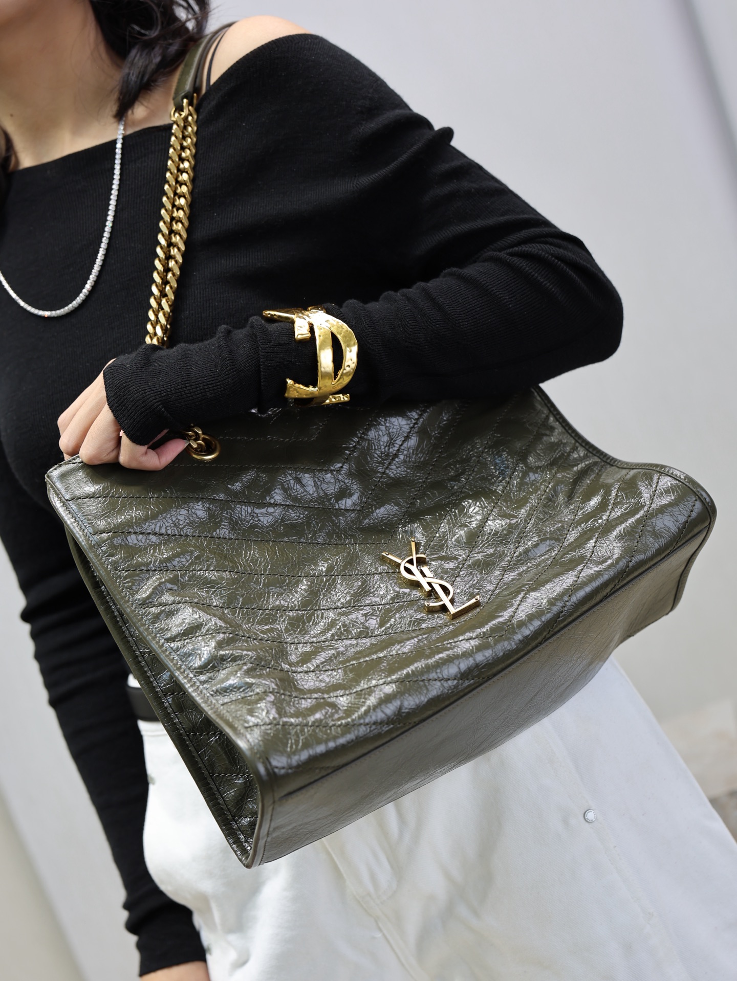 NO:771588,Niki's new series of shopping bags, gold chain shoulder straps + metal logo, soft yet strong, retro and fashionable, with a casual and uninhibited tone, saint laurent, saint laurent19860909Niki新系列购物袋 金色链条肩带+金属logo标志 柔中带刚 复古又时髦 是随性不羁的腔调,圣罗兰,saint laurent,Bag