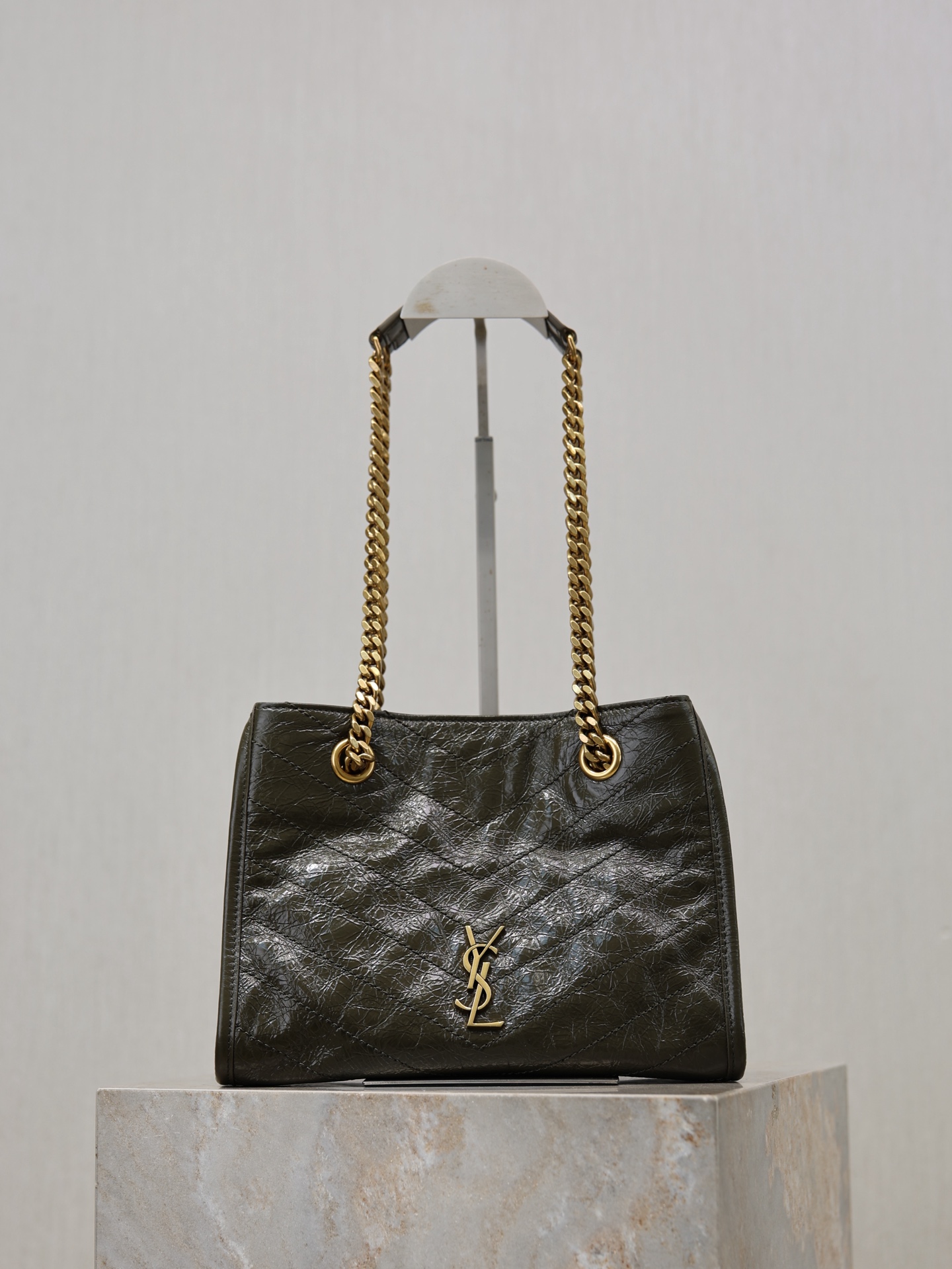 NO:771593,niki series new shopping bag, black and gold color matching, super texture!  Made of waxed cowhide leather, with natural wrinkles on the surface, it feels soft and durable. The metal chain shoulder strap is matched with a metal logo, which is retro and fashionable. It is lightweight and has just the right capacity, so it can be used for commuting or going out on the street!  Internal magnetic snap button + zipper pocket, super convenient for storage, easy to carry on the hand and shoulder, practical and versatile, it is a popular model in the Niki series!  Model 872680 size 25×22×10cm, saint laurent, saint laurent, cowhide19860909niki系列 新款购物袋 黑金配色超有质感！油蜡牛皮材质,表面自然褶皱,手感软糯又耐用.金属链条肩带搭配金属logo标志,复古又时髦,轻便容量刚好,通勤出街都OK！内部磁性按扣+拉链口袋,收纳超方便,手拎肩背随心切换,实用又百搭,是Niki系列热门款！ 型号872680 尺寸25×22×10cm,圣罗兰,saint laurent,cowhide,Bag
