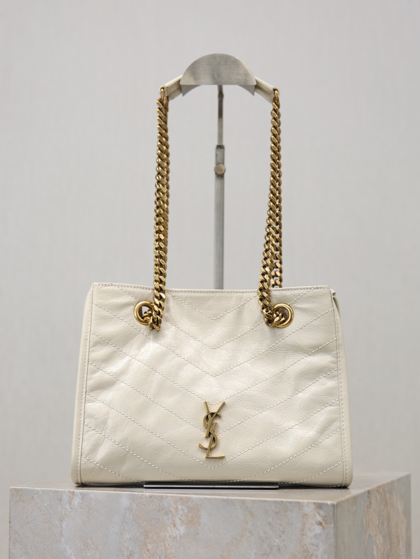NO:771624,niki series new shopping bag, black and gold color matching, super texture!  Made of waxed cowhide leather, with natural wrinkles on the surface, it feels soft and durable. The metal chain shoulder strap is matched with a metal logo, which is retro and fashionable. It is lightweight and has just the right capacity, so it can be used for commuting or going out on the street!  Internal magnetic snap button + zipper pocket, super convenient for storage, easy to carry on the hand and shoulder, practical and versatile, it is a popular model in the Niki series!  Model 872680 size 25×22×10cm, saint laurent, saint laurent, cowhide19860909niki系列 新款购物袋 黑金配色超有质感！油蜡牛皮材质,表面自然褶皱,手感软糯又耐用.金属链条肩带搭配金属logo标志,复古又时髦,轻便容量刚好,通勤出街都OK！内部磁性按扣+拉链口袋,收纳超方便,手拎肩背随心切换,实用又百搭,是Niki系列热门款！ 型号872680 尺寸25×22×10cm,圣罗兰,saint laurent,cowhide,Bag