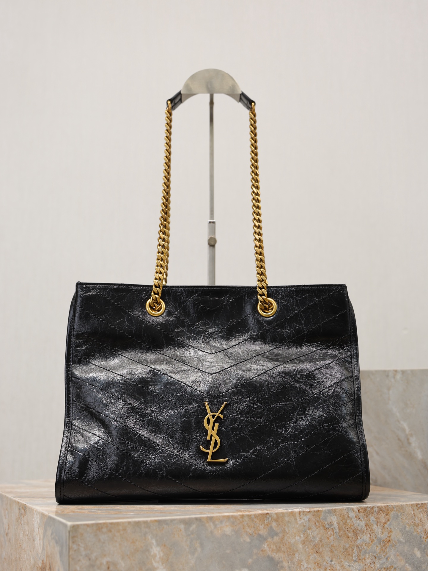 NO:771640,niki series new shopping bag, black and gold color matching, super texture!  Made of waxed cowhide leather, with natural wrinkles on the surface, it feels soft and durable. The metal chain shoulder strap is matched with a metal logo, which is retro and fashionable. It is lightweight and has just the right capacity, so it can be used for commuting or going out on the street!  Internal magnetic snap button + zipper pocket, super convenient for storage, easy to carry on the hand and shoulder, practical and versatile, it is a popular model in the Niki series!  Model 871151 size 33x27x14cm, saint laurent, saint laurent, cowhide19860909niki系列 新款购物袋 黑金配色超有质感！油蜡牛皮材质,表面自然褶皱,手感软糯又耐用.金属链条肩带搭配金属logo标志,复古又时髦,轻便容量刚好,通勤出街都OK！内部磁性按扣+拉链口袋,收纳超方便,手拎肩背随心切换,实用又百搭,是Niki系列热门款！ 型号871151 尺寸33x27x14cm,圣罗兰,saint laurent,cowhide,Bag