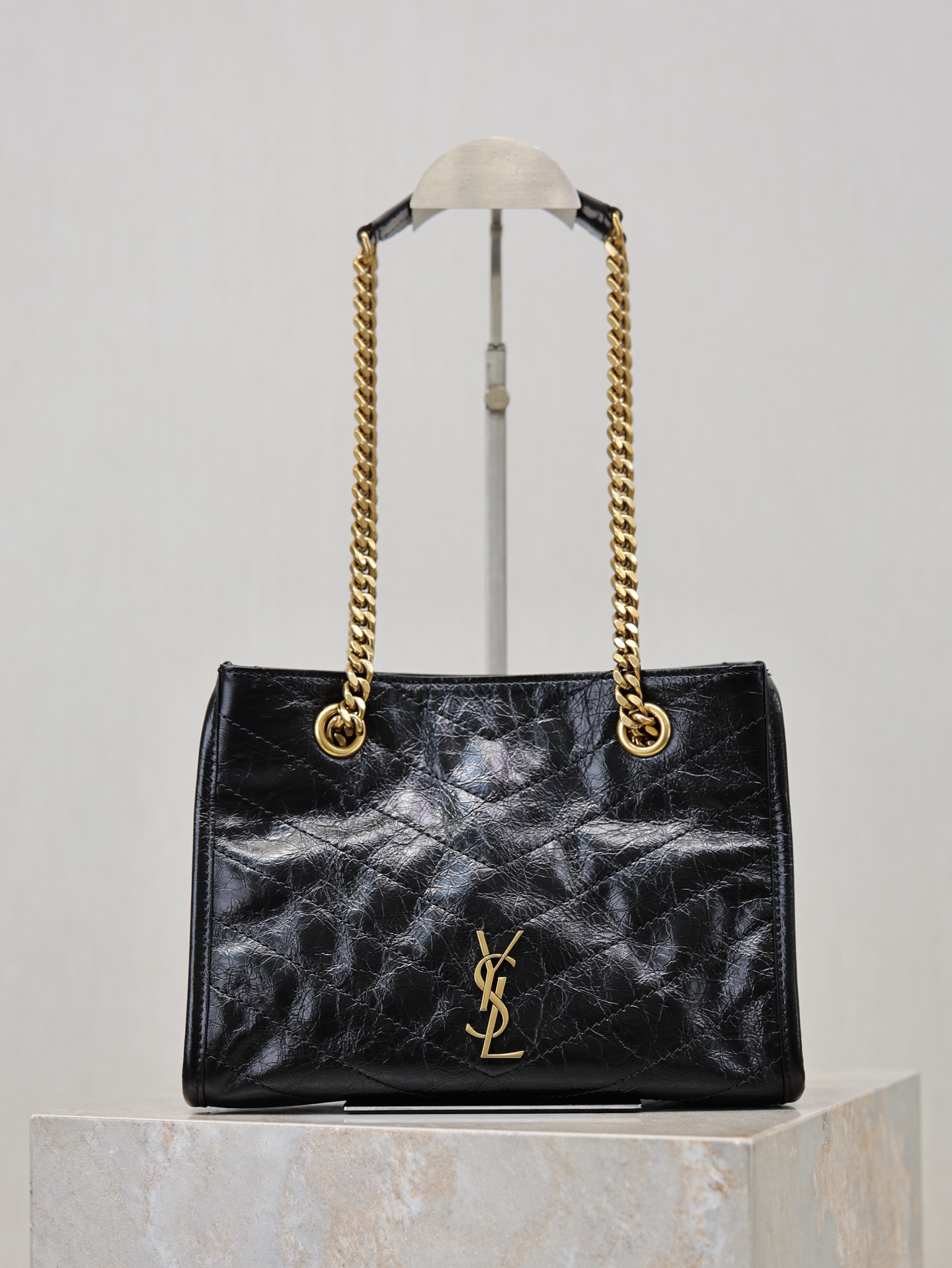 NO:771652,niki series new shopping bag, black and gold color matching, super texture!  Made of waxed cowhide leather, with natural wrinkles on the surface, it feels soft and durable. The metal chain shoulder strap is matched with a metal logo, which is retro and fashionable. It is lightweight and has just the right capacity, so it can be used for commuting or going out on the street!  Internal magnetic snap button + zipper pocket, super convenient for storage, easy to carry on the hand and shoulder, practical and versatile, it is a popular model in the Niki series!  Model 872680 size 25×22×10cm, saint laurent, saint laurent, cowhide19860909niki系列 新款购物袋 黑金配色超有质感！油蜡牛皮材质,表面自然褶皱,手感软糯又耐用.金属链条肩带搭配金属logo标志,复古又时髦,轻便容量刚好,通勤出街都OK！内部磁性按扣+拉链口袋,收纳超方便,手拎肩背随心切换,实用又百搭,是Niki系列热门款！ 型号872680 尺寸25×22×10cm,圣罗兰,saint laurent,cowhide,Bag