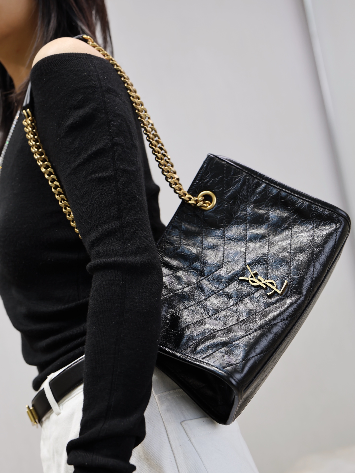 NO:771622,Niki is sweet, cool and casual. The waxed aged leather is lightweight and durable. It has a zippered pocket inside. The magnetic buckle design in the middle is very secure. It is a soft, cool and practical bag, Saint Laurent, saint laurent.19860909Niki甜酷随性 油蜡做旧皮质轻便耐造 内里带拉链暗袋 中间磁吸扣设计很有安全感 又软又酷又实用的包包,圣罗兰,saint laurent,Bag
