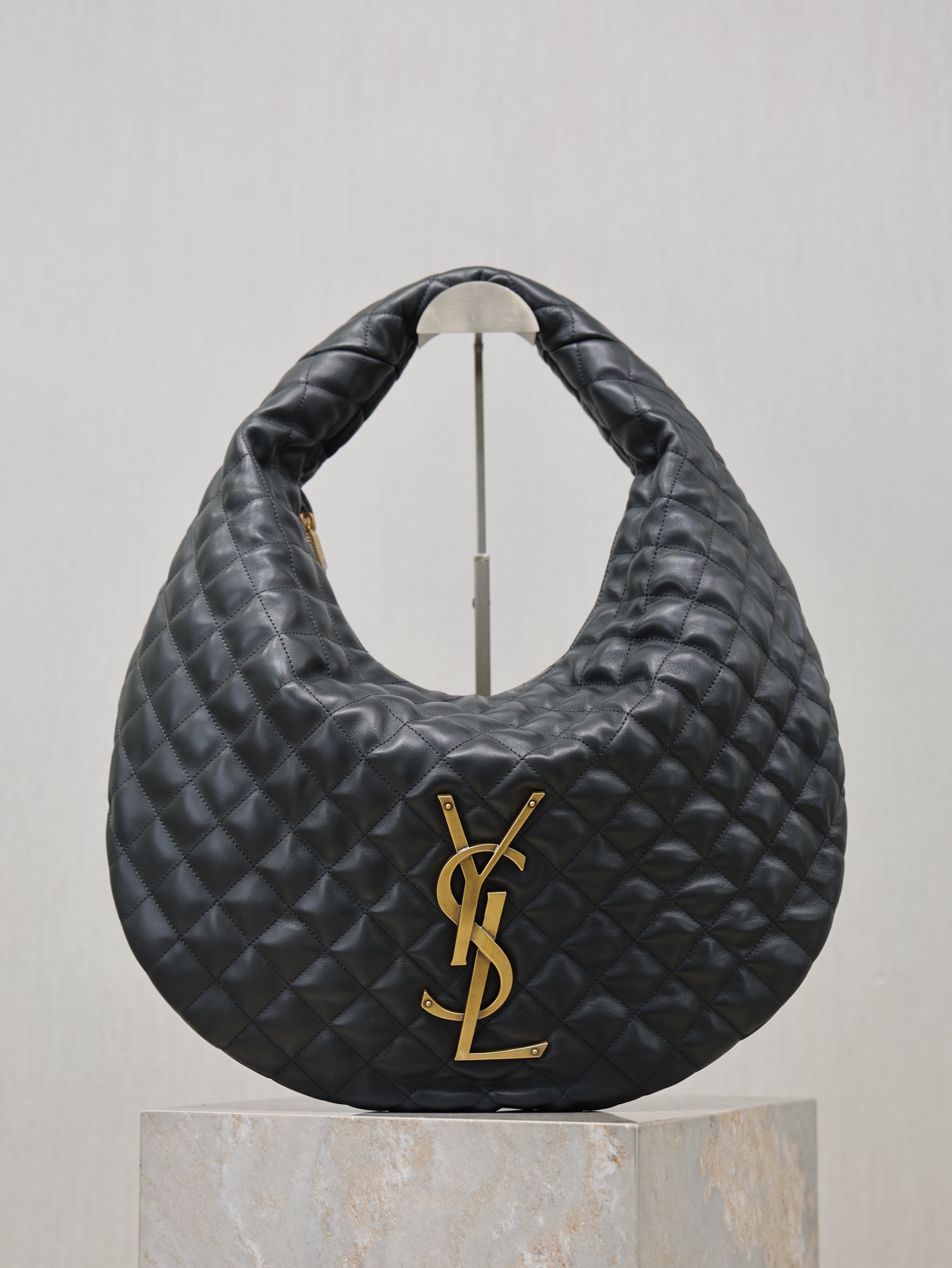NO:771638,Gray · ICARE hobo nappa sheepskin handbag. The much-anticipated croissant-shaped bag makes its debut. The iconic metal logo is embellished on it. It perfectly combines retro and modern sense. It can be called one of the most anticipated It Bags this season. The classic ICARE shape and the very recognizable curved logo are full of fashion!  Model 698652 size 44×30×7cm, saint laurent, saint laurent, sheepskin19860909灰色· ICARE hobo纳帕羊皮手袋 备受瞩目的可颂形状包包闪亮登场,标志性的金属logo点缀其中,完美结合复古与现代感,堪称本季最令人期待的It Bag之一.经典的ICARE造型与十分有辨识度的曲面logo,时尚感十足！ 型号698652 尺寸44×30×7cm,圣罗兰,saint laurent,sheepskin,Bag