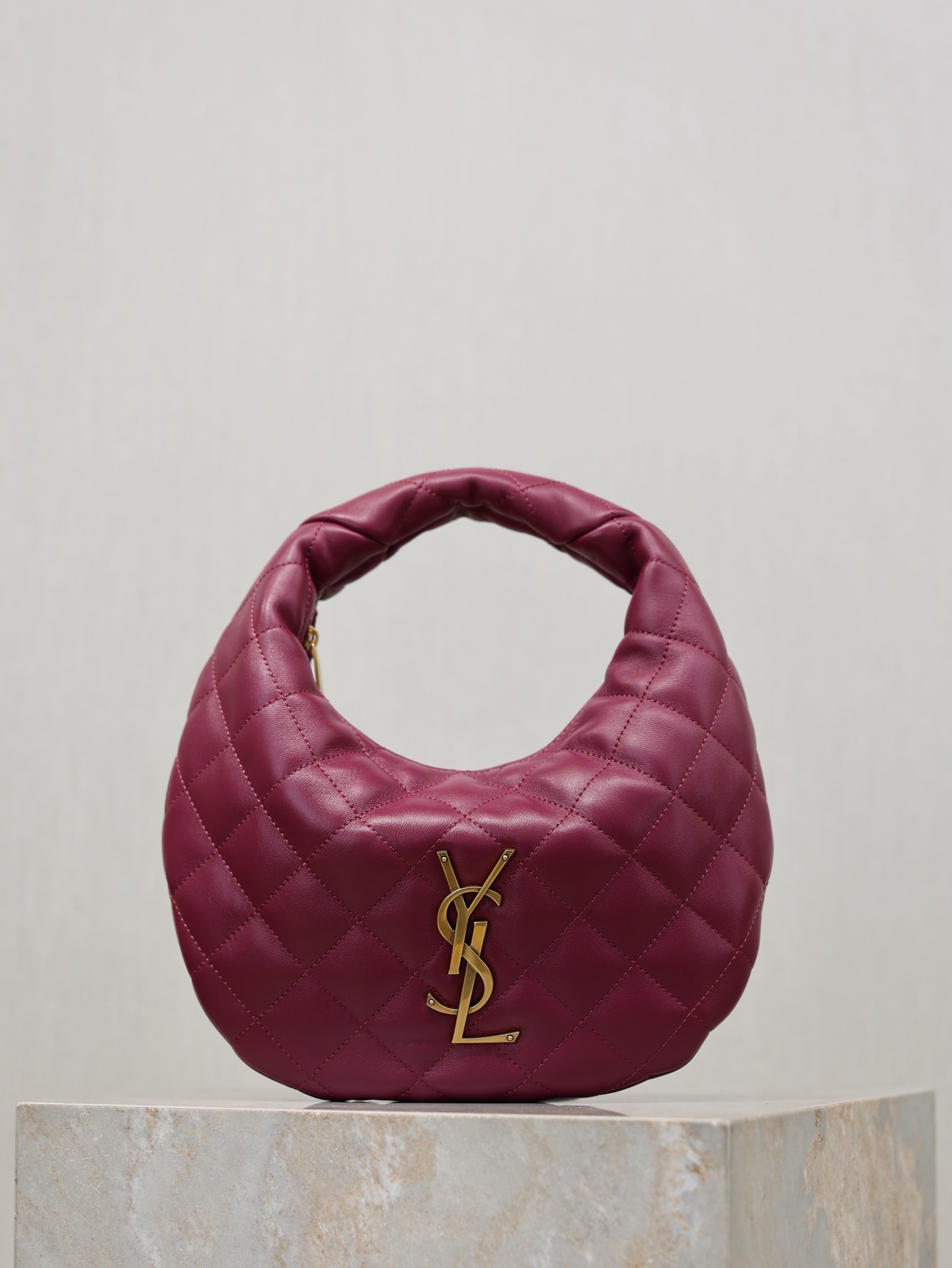NO:771646,Purple · ICARE baby nappa sheepskin handbag. The much-anticipated croissant-shaped bag makes its debut. The iconic metal logo is embellished on it. It perfectly combines retro and modern feel. It can be called one of the most anticipated It Bags this season. Whether it is a daily outing or a night party, this bag can be easily carried!  Model 851689 size 17×13×3cm, saint laurent, saint laurent, sheepskin19860909紫色· ICARE baby纳帕羊皮手袋 备受瞩目的可颂形状包包闪亮登场,标志性的金属logo点缀其中,完美结合复古与现代感,堪称本季最令人期待的It Bag之一.无论是日常出街还是夜晚派对,这款包都能轻松驾驭！ 型号851689 尺寸17×13×3cm,圣罗兰,saint laurent,sheepskin,Bag