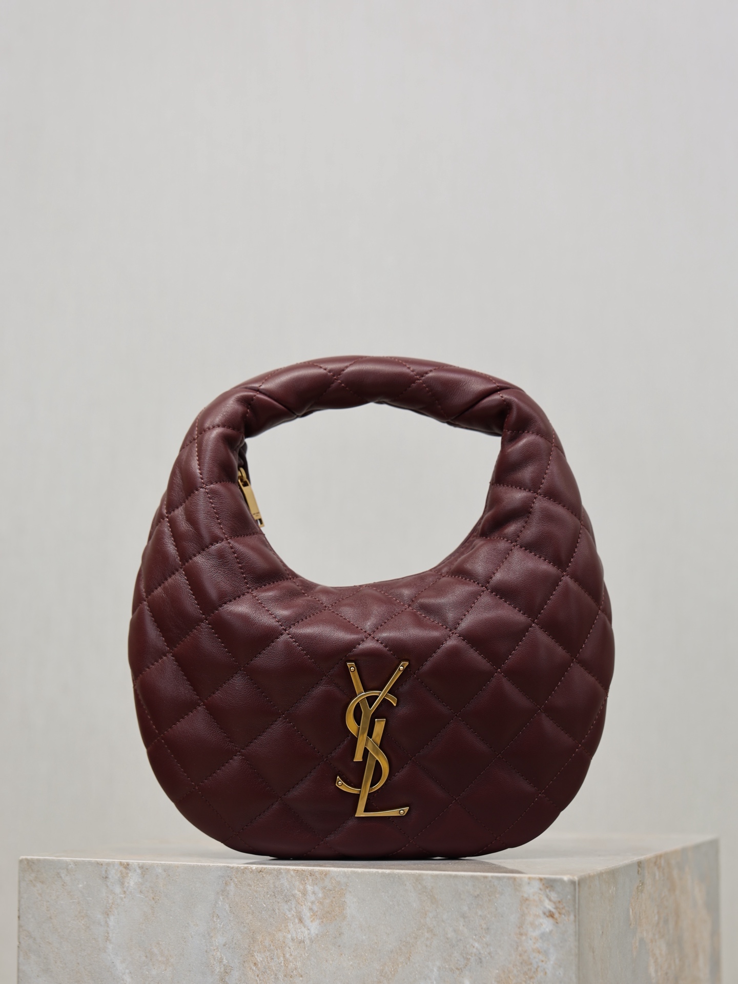 NO:771654,Maroon · ICARE baby Napa sheepskin handbag. The much-anticipated croissant-shaped bag makes its debut. The iconic metal logo is embellished on it. It perfectly combines retro and modern feel. It can be called one of the most anticipated It Bags this season. Whether it is a daily outing or a night party, this bag can be easily carried!  Model 851689 size 17×13×3cm, saint laurent, saint laurent, sheepskin19860909枣红· ICARE baby纳帕羊皮手袋 备受瞩目的可颂形状包包闪亮登场,标志性的金属logo点缀其中,完美结合复古与现代感,堪称本季最令人期待的It Bag之一.无论是日常出街还是夜晚派对,这款包都能轻松驾驭！ 型号851689 尺寸17×13×3cm,圣罗兰,saint laurent,sheepskin,Bag