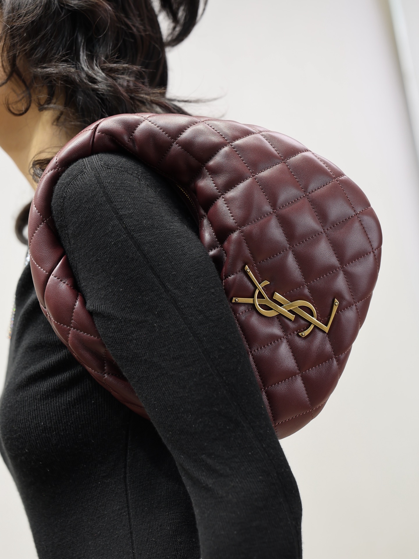 NO:771662,The overall lines of the bag are clean but not monotonous, with a little more relaxed sophistication, saint laurent, saint laurent19860909包包整体线条干净却不单调 多了一点松弛的精致感,圣罗兰,saint laurent,Bag