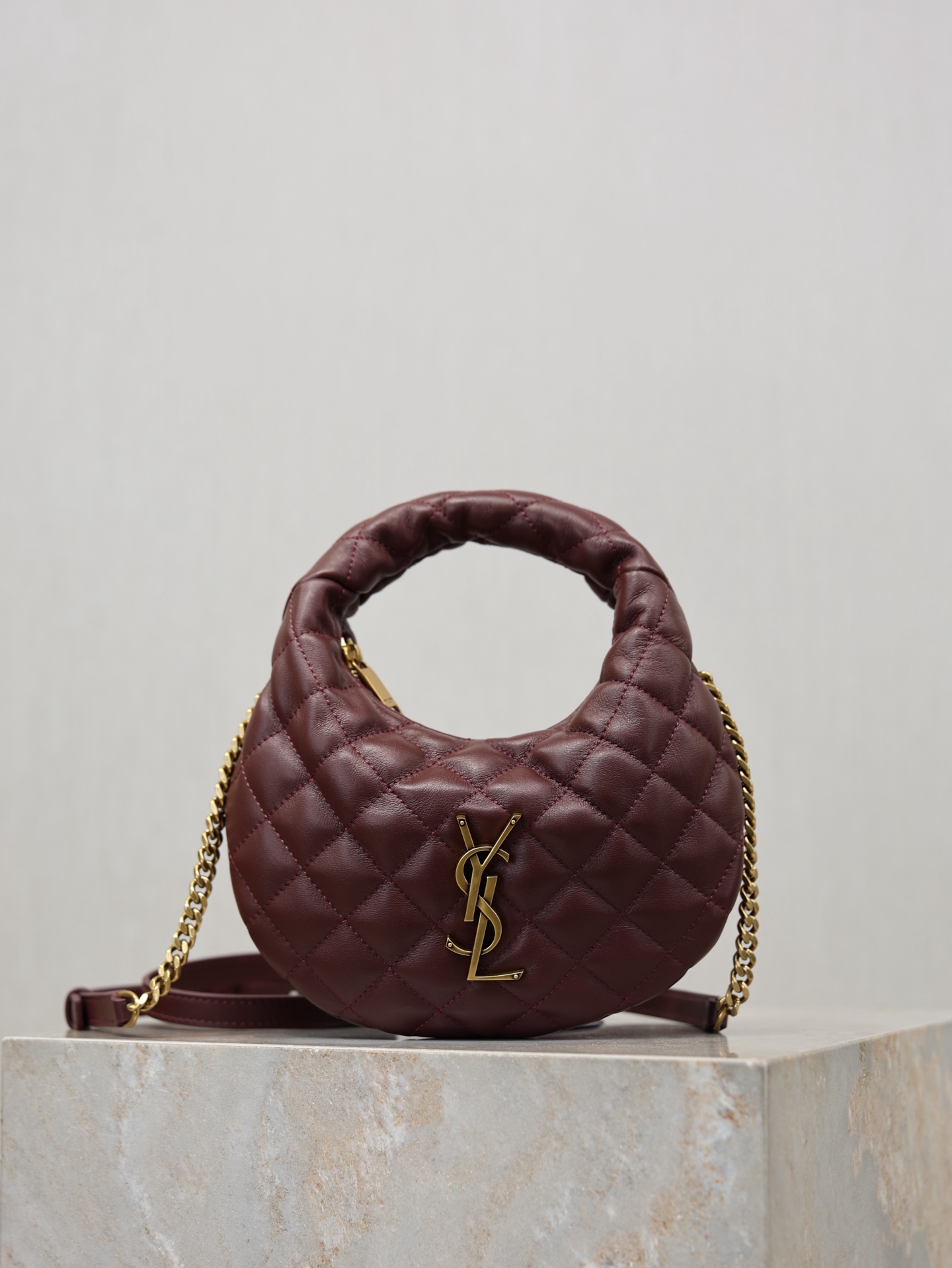 NO:771668,ICARINO Mini Hobo Chain Bag is made of soft and delicate lambskin, with rhombus quilting and metal logo. It is full of French elegance. The mini Hobo bag shape is OK as a handheld or cross-body bag. It can be easily used for daily outings and appointments. The black and gold color scheme is super versatile. Although the internal space is small, it can hold daily small items. It is practical and fashionable!  The ICARINO series is a popular model of the Y family in recent years. It is carried by celebrity bloggers and has a strong sense of fashion!  Model 871329 size 19x12x5cm, saint laurent, saint laurent, sheepskin19860909ICARINO迷你Hobo链条包 柔软细腻的小羊皮,菱格纹绗缝搭配金属Logo,法式优雅满分.迷你Hobo包型,手提or斜挎都OK,日常出街、约会都能轻松驾驭.黑金配色超百搭,内部空间虽小但能装下日常小物,实用又时髦！ICARINO系列是Y家近年热门爆款,明星博主都在背,时尚感爆棚！ 型号871329 尺寸19x12x5cm,圣罗兰,saint laurent,sheepskin,Bag