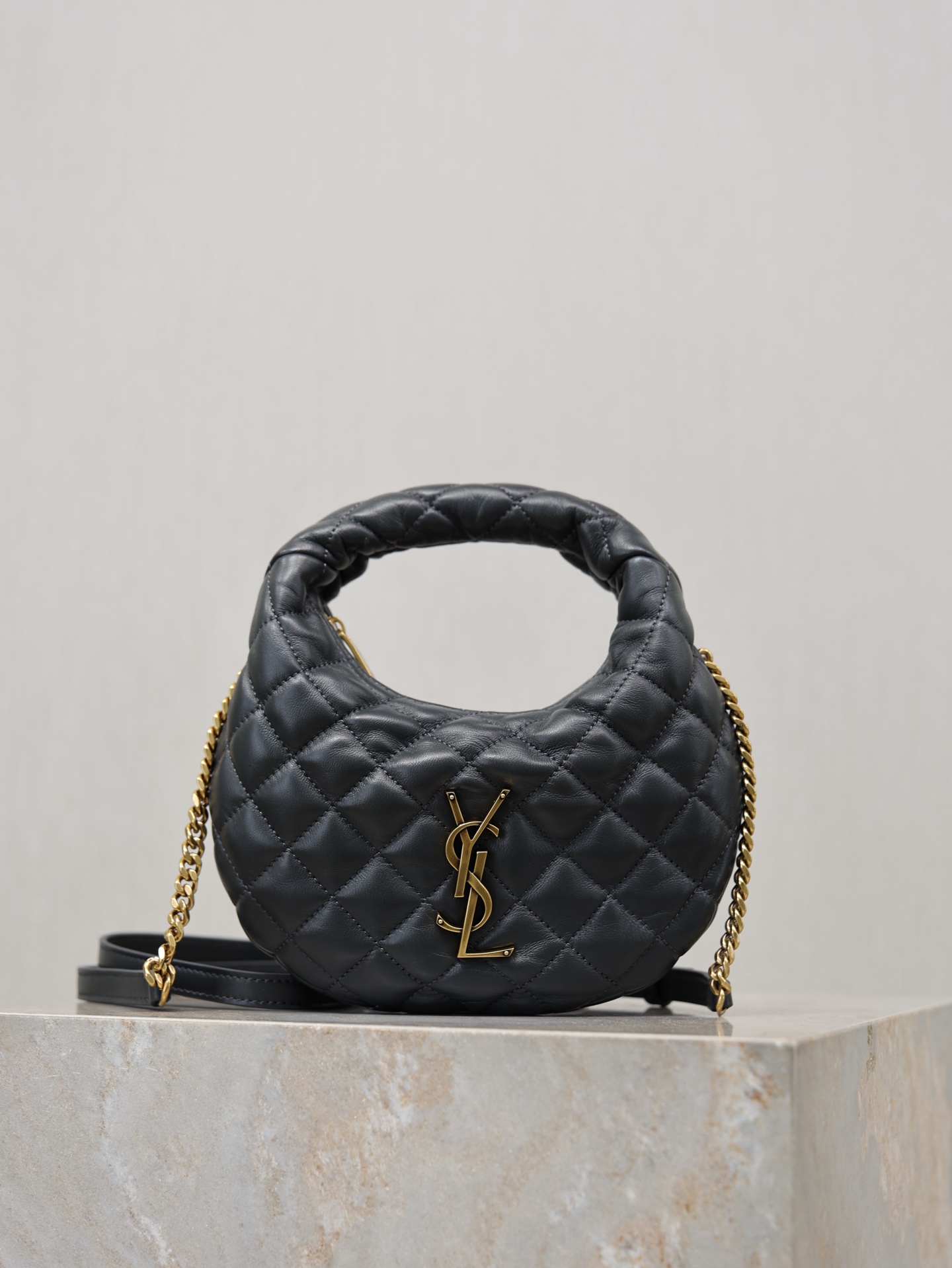 NO:771686,Gray · ICARINO Mini Hobo Chain Bag. It is made of soft and delicate lambskin, with rhombus quilting and metal logo. It is full of French elegance. The mini Hobo bag shape can be carried as a handheld or cross-body bag. It can be easily carried when going out or dating. The black and gold color is super versatile. Although the interior space is small, it can hold daily small items. It is practical and fashionable!  The ICARINO series is a popular model of the Y family in recent years. It is carried by celebrity bloggers and has a strong sense of fashion!  Model 871329 size 19x12x5cm, saint laurent, saint laurent, sheepskin19860909灰色· ICARINO迷你Hobo链条包 柔软细腻的小羊皮,菱格纹绗缝搭配金属Logo,法式优雅满分.迷你Hobo包型,手提or斜挎都OK,日常出街、约会都能轻松驾驭.黑金配色超百搭,内部空间虽小但能装下日常小物,实用又时髦！ICARINO系列是Y家近年热门爆款,明星博主都在背,时尚感爆棚！ 型号871329 尺寸19x12x5cm,圣罗兰,saint laurent,sheepskin,Bag