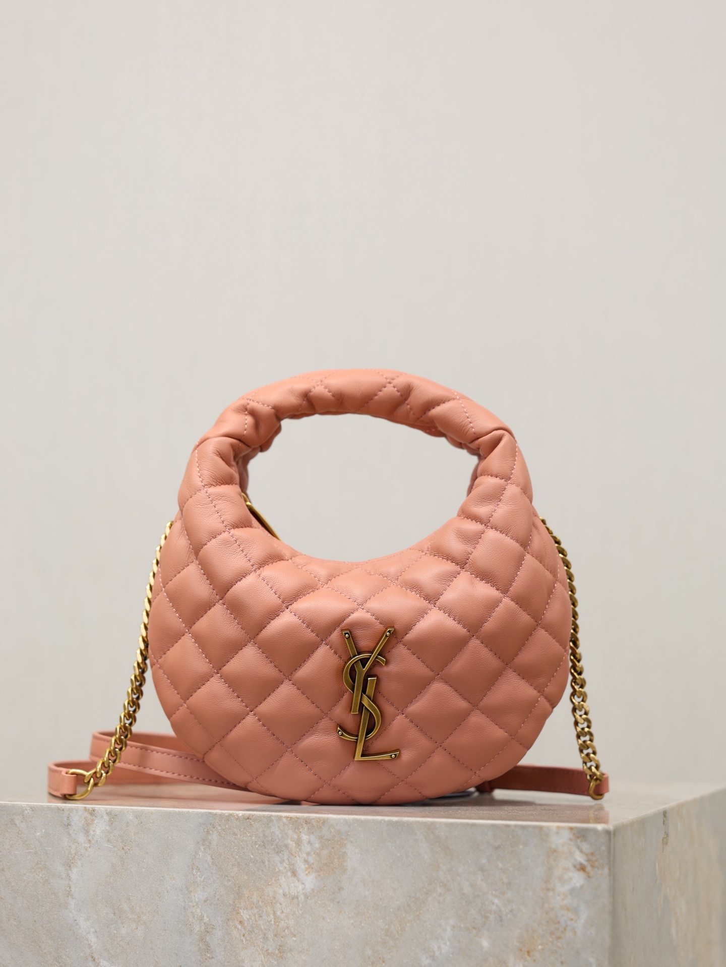 NO:771704,ICARINO Mini Hobo Chain Bag is made of soft and delicate lambskin, with rhombus quilting and metal logo. It is full of French elegance. The mini Hobo bag shape is OK as a handheld or cross-body bag. It can be easily used for daily outings and appointments. The black and gold color scheme is super versatile. Although the internal space is small, it can hold daily small items. It is practical and fashionable!  The ICARINO series is a popular model of the Y family in recent years. It is carried by celebrity bloggers and has a strong sense of fashion!  Model 871329 size 19x12x5cm, saint laurent, saint laurent, sheepskin19860909ICARINO迷你Hobo链条包 柔软细腻的小羊皮,菱格纹绗缝搭配金属Logo,法式优雅满分.迷你Hobo包型,手提or斜挎都OK,日常出街、约会都能轻松驾驭.黑金配色超百搭,内部空间虽小但能装下日常小物,实用又时髦！ICARINO系列是Y家近年热门爆款,明星博主都在背,时尚感爆棚！ 型号871329 尺寸19x12x5cm,圣罗兰,saint laurent,sheepskin,Bag