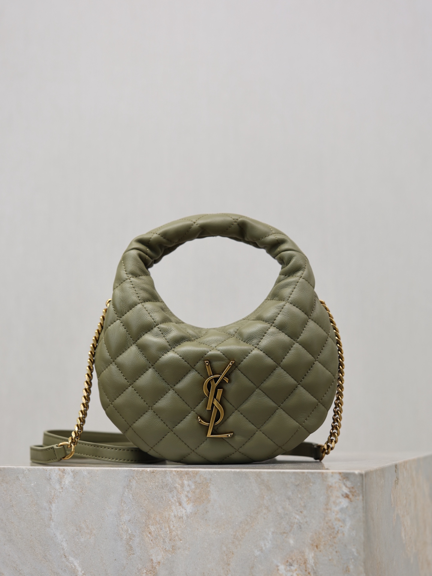 NO:771669,Green · ICARINO Mini Hobo Chain Bag. It is made of soft and delicate lambskin, with rhombus quilting and metal logo. It is full of French elegance. The mini Hobo bag shape is OK as a handheld or cross-body bag. It can be easily carried when going out or dating. The black and gold color is super versatile. Although the interior space is small, it can hold daily small items. It is practical and fashionable!  The ICARINO series is a popular model of the Y family in recent years. It is carried by celebrity bloggers and has a strong sense of fashion!  Model 871329 size 19x12x5cm, saint laurent, saint laurent, sheepskin19860909绿色· ICARINO迷你Hobo链条包 柔软细腻的小羊皮,菱格纹绗缝搭配金属Logo,法式优雅满分.迷你Hobo包型,手提or斜挎都OK,日常出街、约会都能轻松驾驭.黑金配色超百搭,内部空间虽小但能装下日常小物,实用又时髦！ICARINO系列是Y家近年热门爆款,明星博主都在背,时尚感爆棚！ 型号871329 尺寸19x12x5cm,圣罗兰,saint laurent,sheepskin,Bag