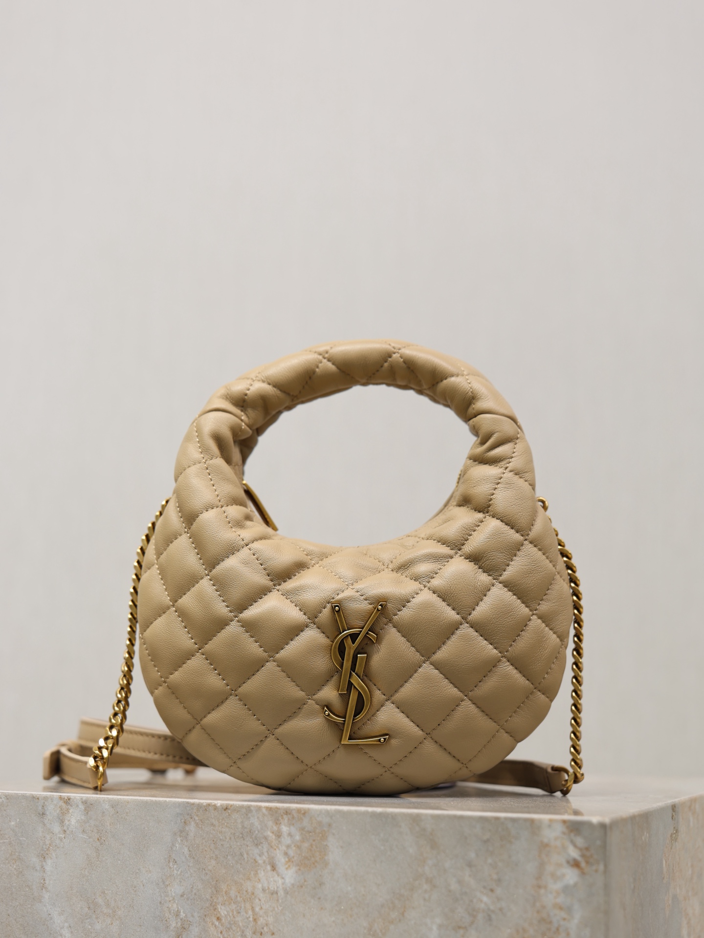 NO:771705,Apricot · ICARINO Mini Hobo Chain Bag Made of soft and delicate lambskin, diamond quilting and metal logo, full of French elegance. The mini Hobo bag shape is OK as a handheld or cross-body bag, and can be easily carried when going out or dating. The black and gold color is super versatile, and the interior space is small but can hold daily small items. It is practical and fashionable!  The ICARINO series is a popular model of the Y family in recent years. It is carried by celebrity bloggers and has a strong sense of fashion!  Model 871329 size 19x12x5cm, saint laurent, saint laurent, sheepskin19860909杏色· ICARINO迷你Hobo链条包 柔软细腻的小羊皮,菱格纹绗缝搭配金属Logo,法式优雅满分.迷你Hobo包型,手提or斜挎都OK,日常出街、约会都能轻松驾驭.黑金配色超百搭,内部空间虽小但能装下日常小物,实用又时髦！ICARINO系列是Y家近年热门爆款,明星博主都在背,时尚感爆棚！ 型号871329 尺寸19x12x5cm,圣罗兰,saint laurent,sheepskin,Bag