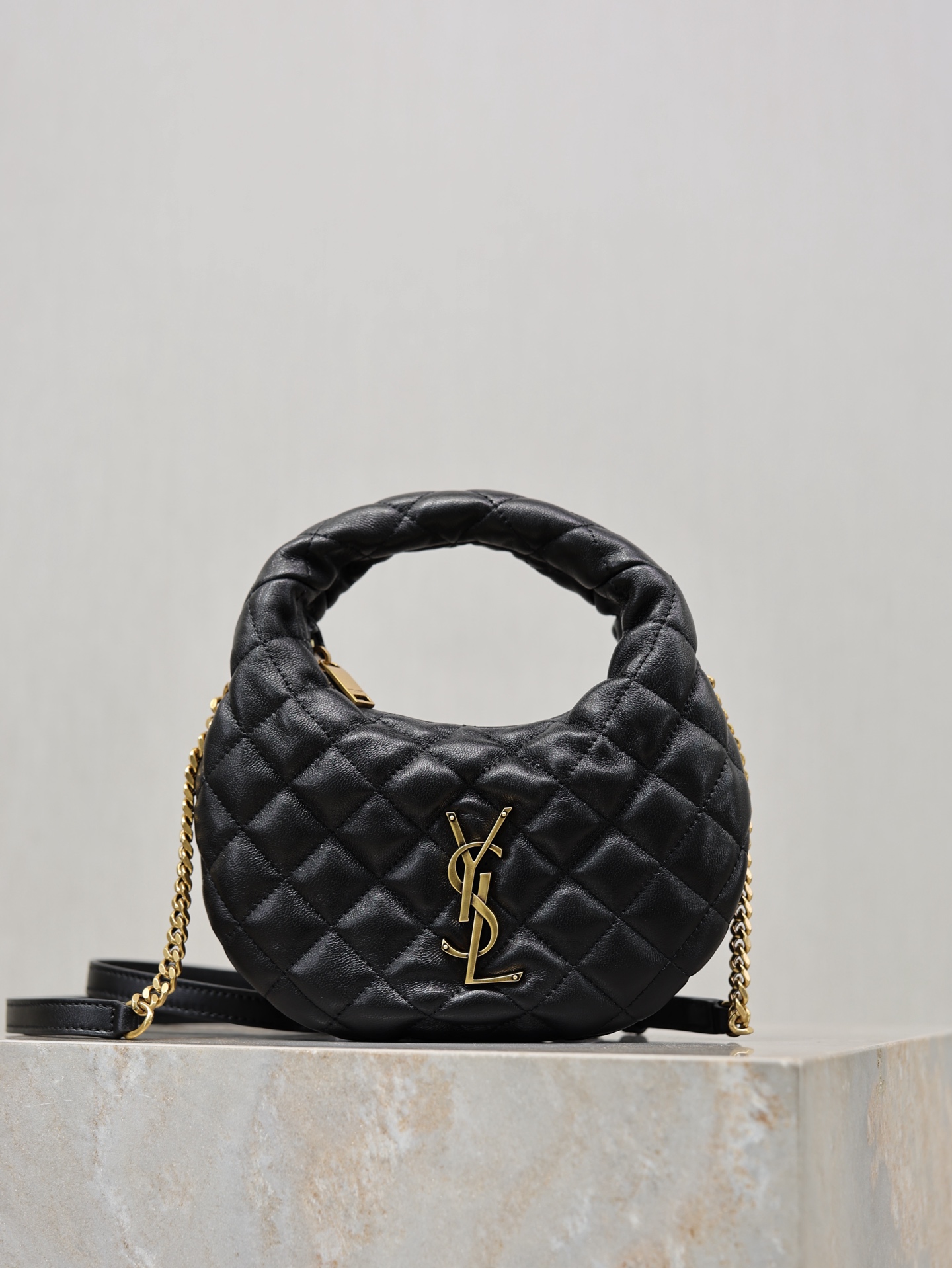 NO:771677,Black · ICARINO Mini Hobo Chain Bag. It is made of soft and delicate lambskin, with rhombus quilting and metal logo. It is full of French elegance. The mini Hobo bag shape is OK as a handheld or cross-body bag. It can be easily carried when going out or dating. The black and gold color is super versatile. Although the interior space is small, it can hold daily small items. It is practical and fashionable!  The ICARINO series is a popular model of the Y family in recent years. It is carried by celebrity bloggers and has a strong sense of fashion!  Model 871329 size 19x12x5cm, saint laurent, saint laurent, sheepskin19860909黑色· ICARINO迷你Hobo链条包 柔软细腻的小羊皮,菱格纹绗缝搭配金属Logo,法式优雅满分.迷你Hobo包型,手提or斜挎都OK,日常出街、约会都能轻松驾驭.黑金配色超百搭,内部空间虽小但能装下日常小物,实用又时髦！ICARINO系列是Y家近年热门爆款,明星博主都在背,时尚感爆棚！ 型号871329 尺寸19x12x5cm,圣罗兰,saint laurent,sheepskin,Bag