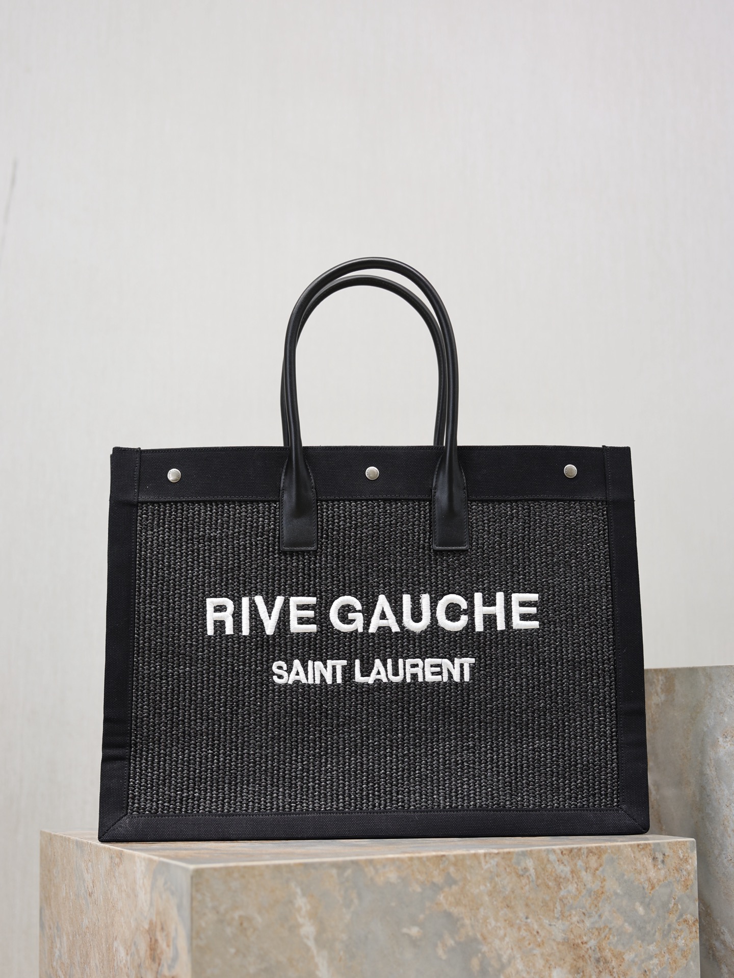 NO:772719,Summer limited woven model _Rive Gauche Tote Bag, Left Bank shopping bag, from customized woven materials to logo embroidery craftsmanship, I demand perfection in every detail!  z Purchased a mold for customization. To be honest, this is the most difficult shopping bag I have ever encountered!  The supporting material is extremely complex, and it took repeated trials to achieve the exact same feel as z!  A must-have fashion item for travel and business trips!  Model 509415 woven model size 48×36×16cm, saint laurent, saint laurent19860909夏日限定编织款  _Rive Gauche Tote Bag,左岸购物袋,从定制编织料到logo刺绣工艺,每一个细节我都要求完美！z购入开模定制,说真的,这是我遇到过最难做的一款购物袋了！托料极其复杂,经过反复试验才做到跟z完全一样的手感！旅游出差必备时尚款！ 型号509415编织款 尺寸48×36×16cm,圣罗兰,saint laurent,Bag