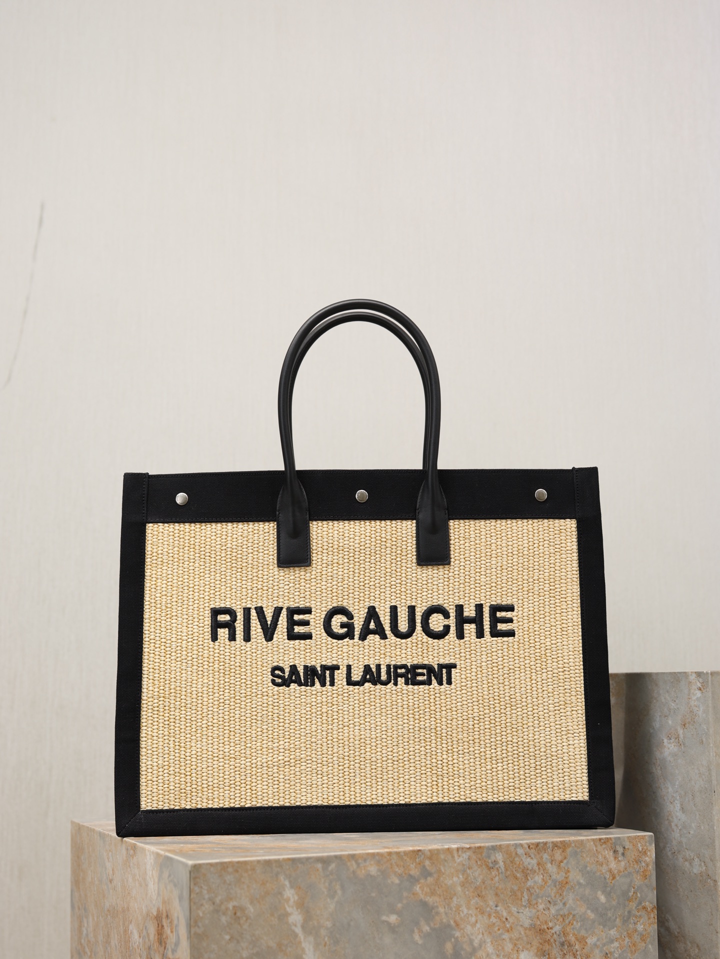 NO:772730,Summer limited woven model _Rive Gauche Tote Bag, Left Bank shopping bag, from customized woven materials to logo embroidery craftsmanship, I demand perfection in every detail!  z Purchased a mold for customization. To be honest, this is the most difficult shopping bag I have ever encountered!  The supporting material is extremely complex, and it took repeated trials to achieve the exact same feel as z!  A must-have fashion item for travel and business trips!  Model 509415 woven model size 48×36×16cm, saint laurent, saint laurent19860909夏日限定编织款  _Rive Gauche Tote Bag,左岸购物袋,从定制编织料到logo刺绣工艺,每一个细节我都要求完美！z购入开模定制,说真的,这是我遇到过最难做的一款购物袋了！托料极其复杂,经过反复试验才做到跟z完全一样的手感！旅游出差必备时尚款！ 型号509415编织款 尺寸48×36×16cm,圣罗兰,saint laurent,Bag