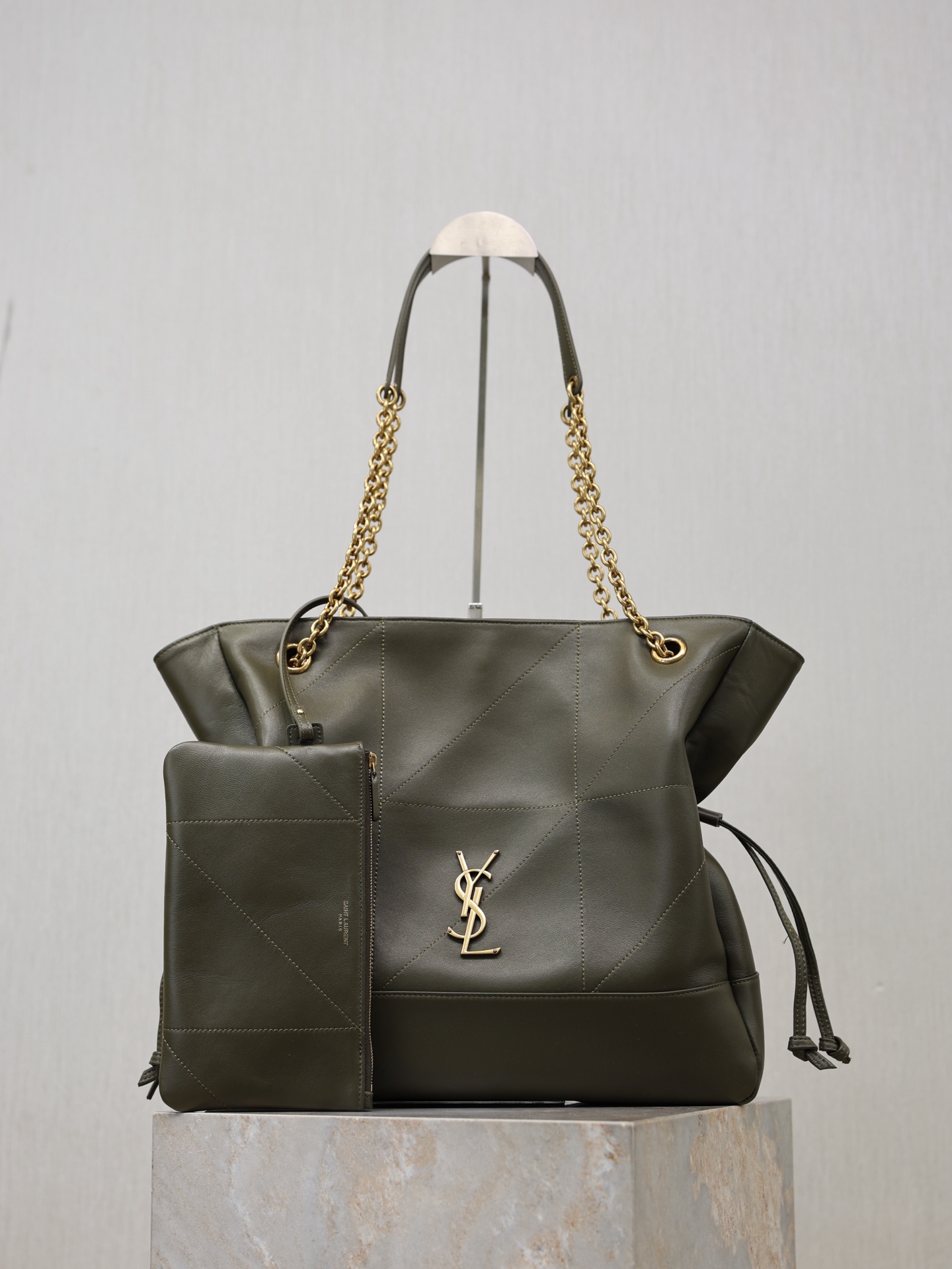 NO:771707,Green gold buckle·Jamie 4.3 Large OCHON_Lucky bag bucket bag. Soft lambskin imported from Italy. The drawstring design gives the handbag a natural and high-grade pleated feel. The metal chain and the metal logo on the bag complement each other. The upper body naturally has a relaxed and fashionable feel. The shape of the lucky bag is more unique and attitude!  Extra large capacity, can hold a laptop, model 809824, size 35×35×10cm, saint laurent, saint laurent, sheepskin19860909绿色金扣· Jamie 4.3 Large OCHON_福袋水桶包 意大利进口柔软小羊皮 抽绳设计让手袋呈现出自然高级的褶皱感 金属链条和包身上的金属logo相得益彰 上身自然有种散发松弛的时髦感 福袋造型更加独特有态度！超大容量 可放下笔记本电脑 型号809824 尺寸35×35×10cm,圣罗兰,saint laurent,sheepskin,Bag