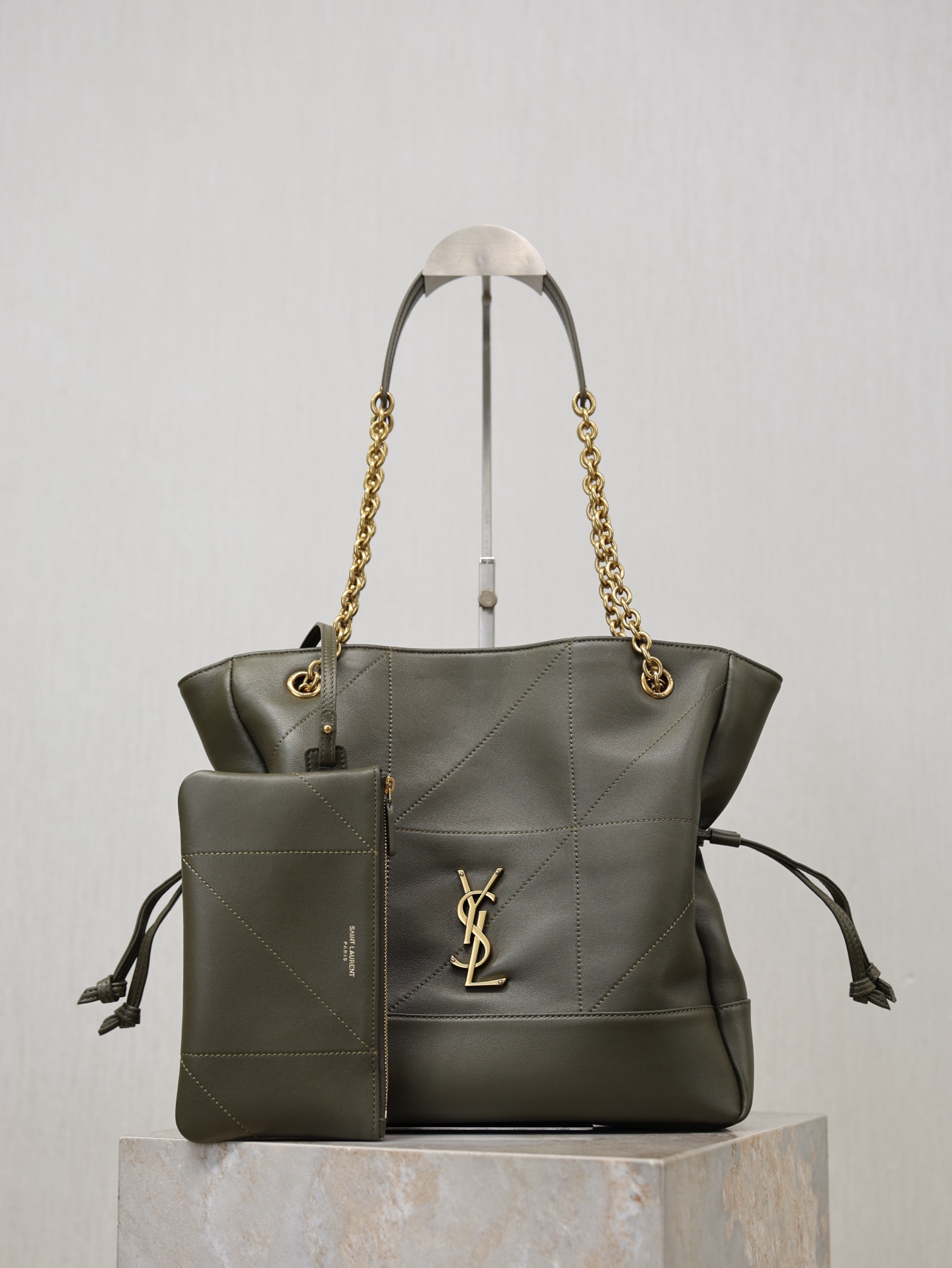 NO:771716,Jamie 4.3 Large OCHON_Small lucky bag bucket bag. Made of soft lambskin imported from Italy. The drawstring design gives the handbag a natural and high-end pleated feel. The metal chain and the metal logo on the bag complement each other. The upper body naturally has a relaxed and fashionable feel. The shape of the lucky bag is more unique and attitude!  Extra large capacity, can hold a laptop, model 833948, size 27×29×11cm, saint laurent, saint laurent, sheepskin19860909Jamie 4.3 Large OCHON_小号 福袋水桶包 意大利进口柔软小羊皮 抽绳设计让手袋呈现出自然高级的褶皱感 金属链条和包身上的金属logo相得益彰 上身自然有种散发松弛的时髦感 福袋造型更加独特有态度！超大容量 可放下笔记本电脑 型号833948 尺寸27×29×11cm,圣罗兰,saint laurent,sheepskin,Bag